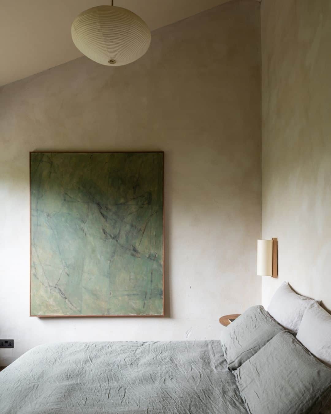 The Modern Houseさんのインスタグラム写真 - (The Modern HouseInstagram)「#forsale Calming Influence: a refined home in the Welsh countryside characterised by its use of hemp, wood, and lime plaster throughout.   Tap the link in our bio for the sales particulars.   Capel Curig, Betws Y Coed, Wales」10月3日 17時08分 - themodernhouse