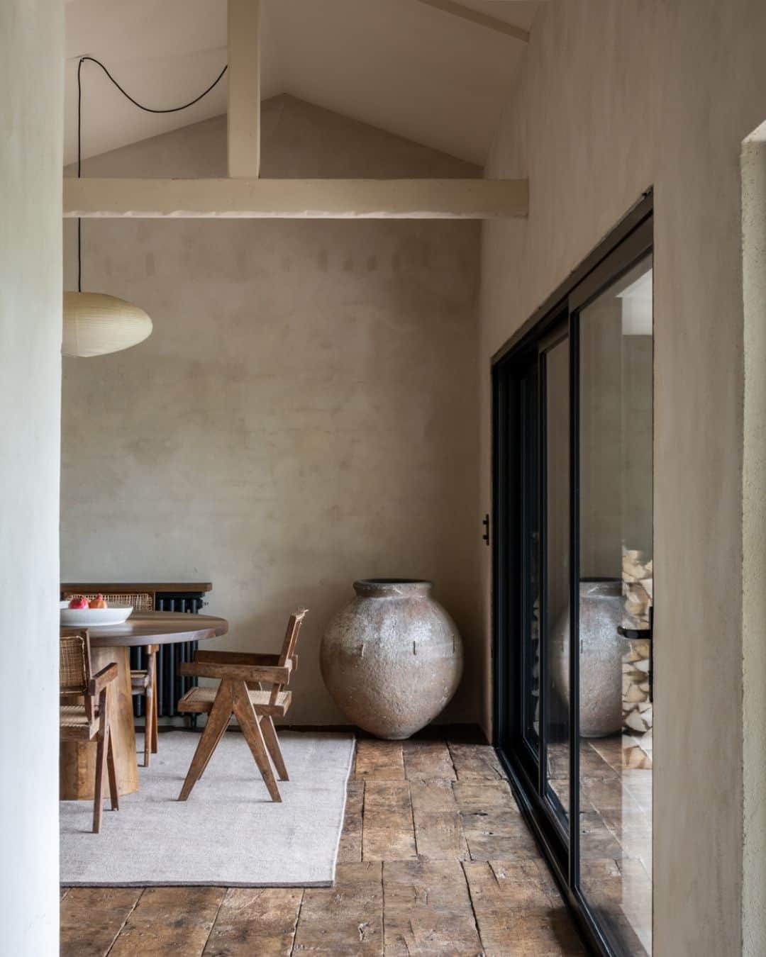 The Modern Houseさんのインスタグラム写真 - (The Modern HouseInstagram)「#forsale Calming Influence: a refined home in the Welsh countryside characterised by its use of hemp, wood, and lime plaster throughout.   Tap the link in our bio for the sales particulars.   Capel Curig, Betws Y Coed, Wales」10月3日 17時08分 - themodernhouse