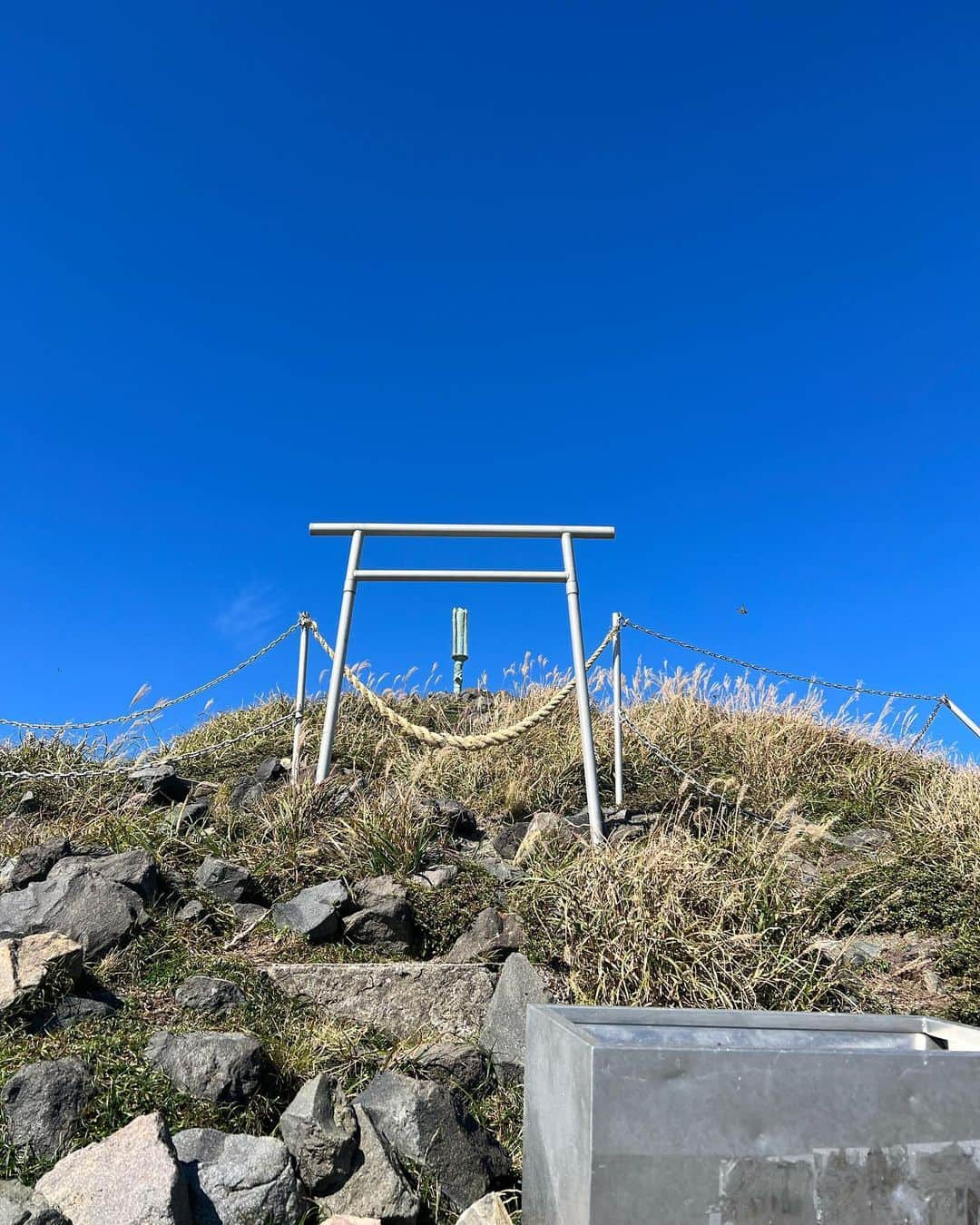 たけるさんのインスタグラム写真 - (たけるInstagram)「【最近の参拝歴】  高千穂峯　鹿児島　霧島市 天の逆鉾がある高千穂峯 瓊瓊杵尊（ニニギノミコト）が剣を逆にブッ刺した場所 坂本龍馬が新婚旅行できて天の逆鉾を抜いて帰った なんでだよ ゼルダかよ 坂本ゼル馬 今あるのはレプリカらしい レプリカといえど歴史は深い マリアナ海溝 にしてもとても神々しい でも天の逆鉾に行くまでが鬼大変 崖みたいなのを2キロぐらい登っていく 本当はこんな格好で行かないでね 気をつけてください 僕らしかこんな格好じゃなかったので噂になってました 薄手の東京人って周りに言われてました 本当に僕らは何もなかったですが登る時は気をつけてください 4枚目みたいな山二つぐらい越えなきゃだからめちゃくちゃ怖いぜ ほぼSASUKEの難易度 あとここは元々霧島神宮があった場所 3枚目と5枚目のところに本殿があったらしい とにかく天の逆鉾はすんごかった 人生で一度は訪れるべき場所 人生で一度は訪れたほうがいいのは天の逆鉾と天下一品 是非こってりを食べてみて ちなみに頂上にハート苔岩あったよ これ見つけた時、ピノでハート見つけた時ぐらい嬉しかった 鳥居カッケェ 天の逆鉾カッケェ  #東京ホテイソン #たける #備中神楽 #神社 #パワースポット #霧島神宮 #高千穂峯 #山登り #観光協会の方とかにも許可はいただきました #鹿児島 #霧島市」10月3日 17時17分 - takayanken