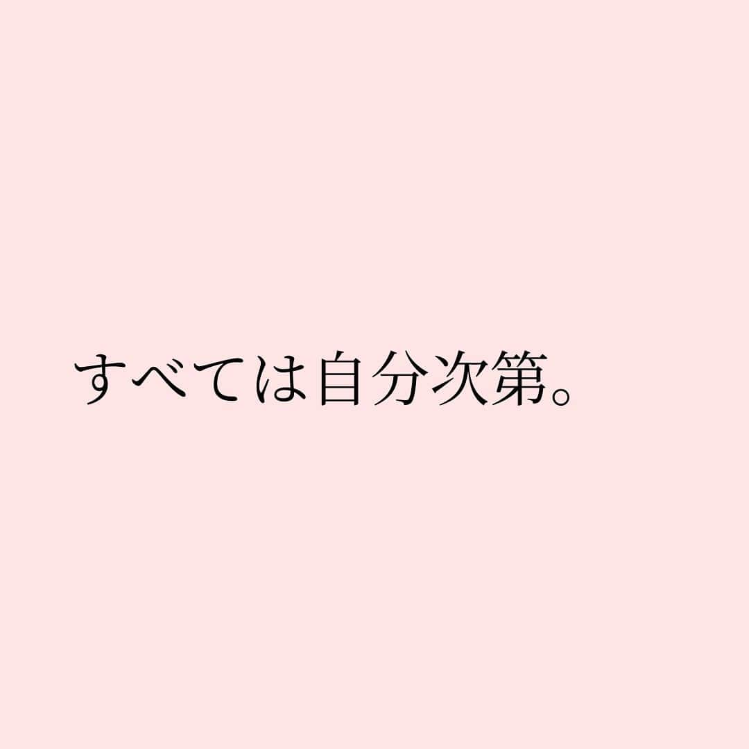 Takumi Kawaharaさんのインスタグラム写真 - (Takumi KawaharaInstagram)「【 幸せも不幸せも自分で選べる。 】   幸せな人の周りには、 幸せな人が集まる。   反対に、   不幸な人の周りには、 不幸な人が集まる。   すべては自分次第。   幸せも不幸せも自分で選べる。 自分で選んでいることを知るところから。     ＿＿＿＿＿＿＿＿＿＿＿   あたらしいけど、なつかしい。 川原卓巳がプロデュースする 自分たちらしく生きていくコミュニティ。   “本当に生きていきたい未来”を 自分たちでつくる。 じゃあ何からはじめようか...。   川原卓巳プロデュース 新オンラインサロン 9/1スタート！   「SMALL WORLD」 そろそろ自分たちの”生き方” アップデートしてみない？     SMALL WORLDの入会&最新情報は公式LINEへ プロフィール欄のURLから @takumi.kwhr     #プロデューサー #プロデュース #セルフプロデュース」10月3日 17時55分 - takumi.kwhr