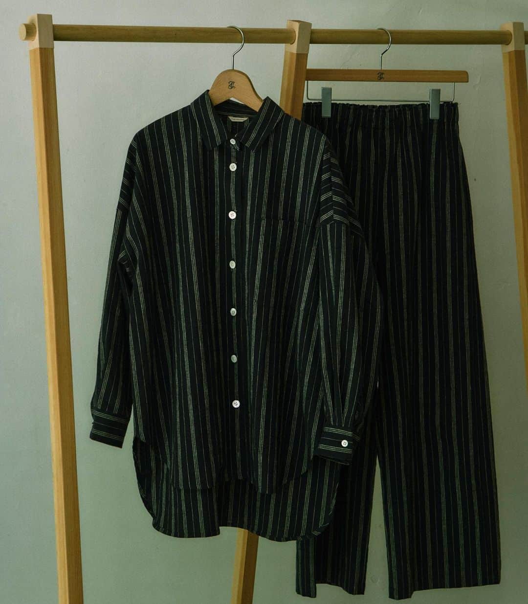 Priv. Spoons Clubのインスタグラム：「〈twosome〉big shirts setup ¥30,800- NAVY / BEIGE  ストライプパターンのコットンリネン素材のセットアップ。 体に泳ぐような着心地のビッグシルエットのシャツとワイドパンツは、リラックスしたい日のデイリーウェアに。 ベーシックなカラー展開とやわらかな素材感で、旅のお供にも最適です。  #privspoonsclub  #プライベートスプーンズクラブ  #twosome」