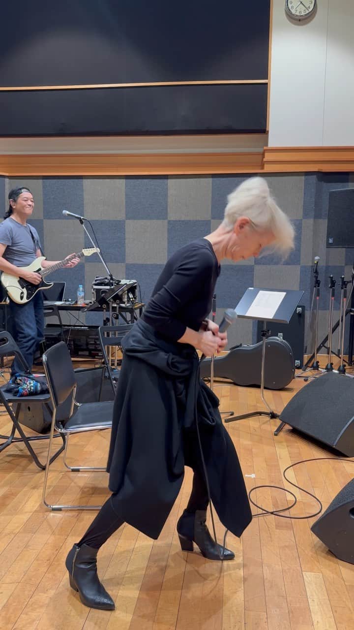 研ナオコのインスタグラム：「こんな曲あったっけ😂  #研ナオコ  #リハーサル #コンサート  #linecubeshibuya」