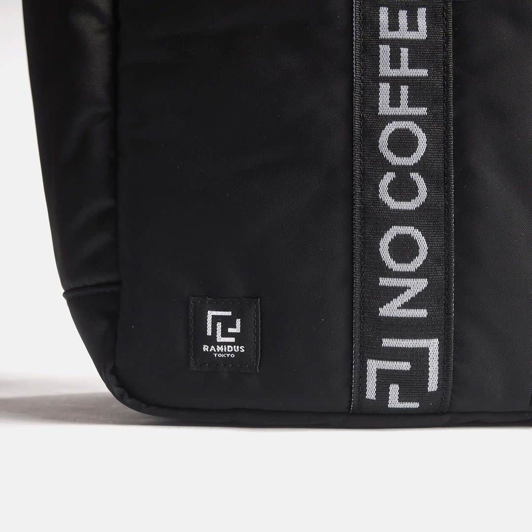 ヘッド・ポーターのインスタグラム：「NO COFFEE | RAMIDUS  "Life with good coffee"をコンセプトにしコーヒーのライフスタイルを提案するショップ "NO COFFEE”。今回、コラボレーション第3弾として多機能ユーティリティトートバッグを製作しました。  本体生地に撥水加工を施したナイロン生地を使用。NO COFFEE, RAMIDUS 両ブランドのロゴが目を惹くハンドルテープはコラボレーションを象徴する特別仕様となっています。背面のジッパー開閉で貫通するポケットは、キャリーケースの取っ手に通すことでキャリーオンバッグとして使用が可能で普段使いから出張、旅行シーンにも対応します。こちらのコレクションは NO COFFEE, NO COFFEE WEB STORE で発売を予定しております。  発売日 : 2023年10月7日（土）  ※こちらの商品はRAMIDUS各店での販売はございません。お問い合わせは下記までお願いいたします。   お問い合わせ先 NO COFFEE Tel. 092-791-4515 https://www.nocoffee.jp　  #nocoffee  #nocoffeefukjapan  #ramidus  #ramidustokyo  #ラミダス」