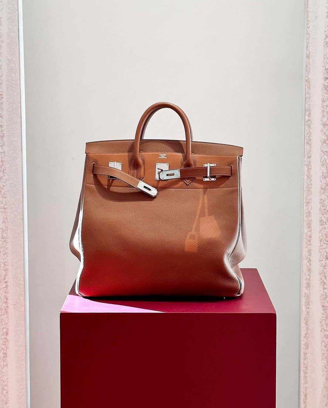ビクトリアのインスタグラム：「Beautiful objects @hermes presentation.」