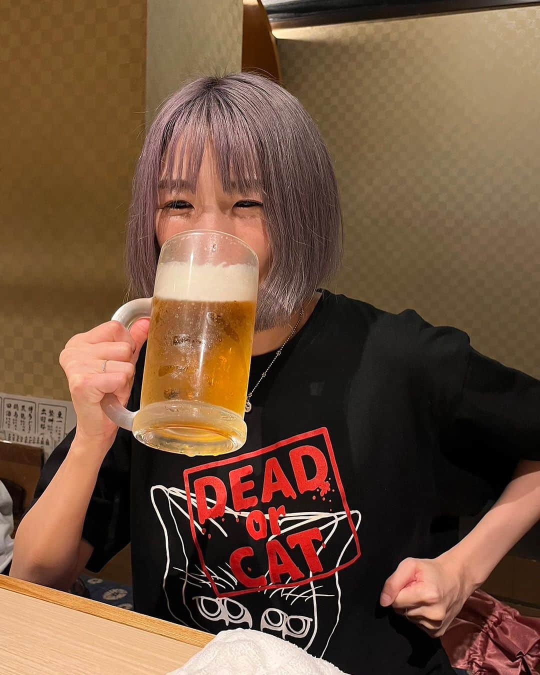 黒木渚のインスタグラム：「打ち上げの私。  ご機嫌で飲んでたら、たばちゃんが撮影してることに気付いて、一瞬なんかポーズしようかと考えたけどビールの旨さに引き戻されて『ウマッ！(真顔)』となるまでの数秒間。  今ツアーの打ち上げ、みんなメガジョッキなの豪快過ぎて海賊。」