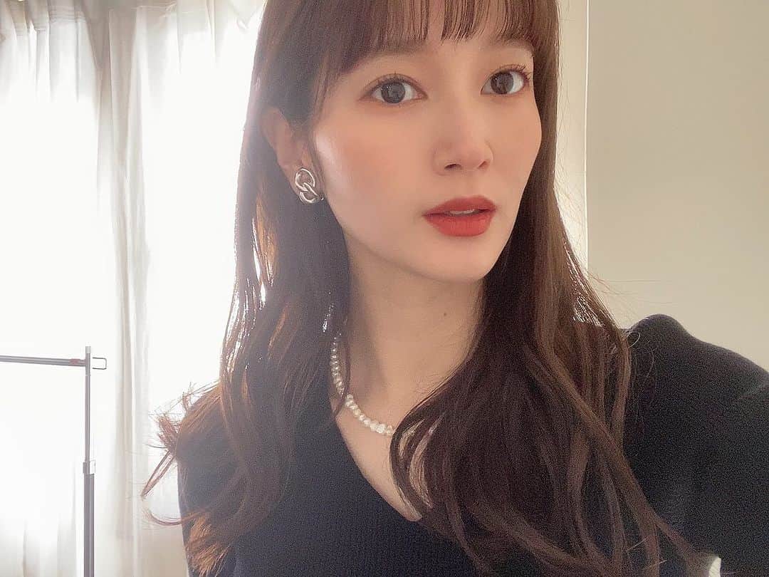 出口亜梨沙さんのインスタグラム写真 - (出口亜梨沙Instagram)「こちらもだいぶ前なんだけど @hirayama_masaya29  ぴーちゃんにカットとカラーしてもらったよ😌  明るくしたんだけど、やっぱり暗く戻したいというワガママにも答えて頂き、、ありがとうございました、、😭  今暗くしたのが落ちてきてめちゃくちゃいい感じの髪色になってる😭  ぴーちゃんは落ちたらどんな色になるかと、自分がどんな色が好きかを擦り合わせてカラーしてくれるから安心して任せられるよん👦🏻💕  いつもありがとう😌  そして舞台も終わったからインスタまた、、できれば、、がんばる、、ね、、できれば、、笑」10月3日 17時23分 - arisa_deguchi