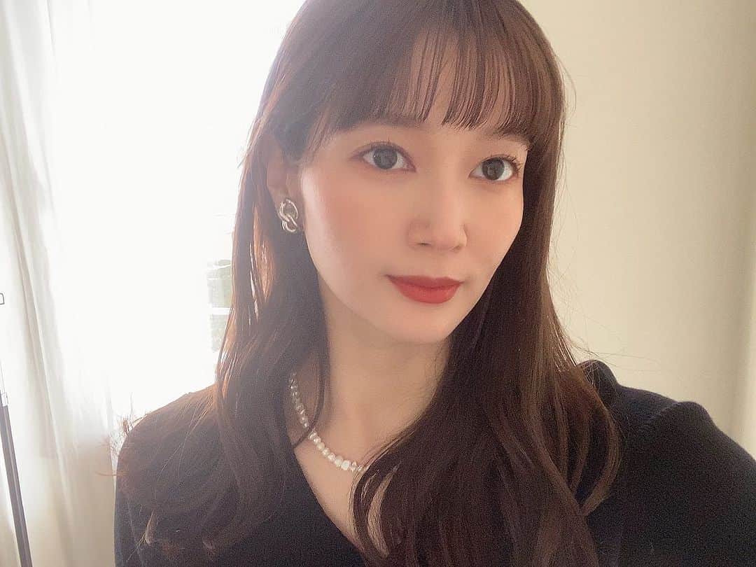 出口亜梨沙さんのインスタグラム写真 - (出口亜梨沙Instagram)「こちらもだいぶ前なんだけど @hirayama_masaya29  ぴーちゃんにカットとカラーしてもらったよ😌  明るくしたんだけど、やっぱり暗く戻したいというワガママにも答えて頂き、、ありがとうございました、、😭  今暗くしたのが落ちてきてめちゃくちゃいい感じの髪色になってる😭  ぴーちゃんは落ちたらどんな色になるかと、自分がどんな色が好きかを擦り合わせてカラーしてくれるから安心して任せられるよん👦🏻💕  いつもありがとう😌  そして舞台も終わったからインスタまた、、できれば、、がんばる、、ね、、できれば、、笑」10月3日 17時23分 - arisa_deguchi