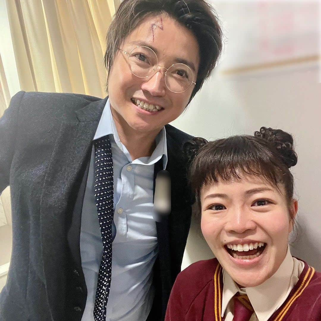 橋本菜摘さんのインスタグラム写真 - (橋本菜摘Instagram)「袖にいてさえエネルギーにのまれる。  ただ見る、 ただ聞く、 ただそこにいる、 台詞で表現しない、 実在してるから痛いほど感情が伝わる…  凄いしか言えなかった。 ずっと見ていたかった。  …でも憧れてる場合じゃない。  精進すべし。  いつも通り、を大切に積み上げるていきます。  #藤原竜也 座長、 本当にありがとうございました。  #harrypottertheaterde  #harrypottercursedchild  #harrypotter #rosegrangerweasley  #cursedchild   #ハリポタ舞台 #呪いの子 #ハリーポッターと呪いの子  #橋本菜摘  #natsumihashimoto #tatsuyafujiwara   #千穐楽おめでとうございます」10月3日 17時24分 - hashimoto723_