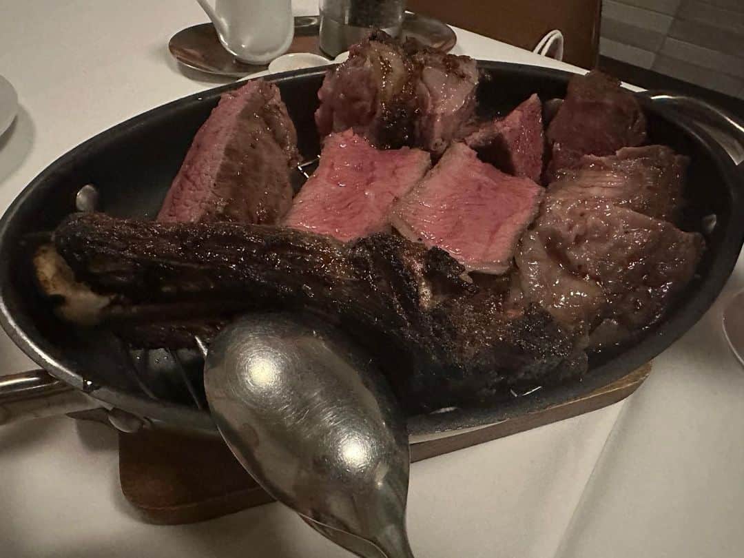 竹本アイラのインスタグラム：「飲みに行く機会も増えてきた コロナで会えなかった間の話が お互い止まらない止まらない  場所は広尾のラステイクス 3人でトマホークを平らげました🥩😋 ポテトもめちゃくちゃ美味しかったです♪  #広尾 #広尾グルメ #広尾ディナー #肉好きな人と繋がりたい」