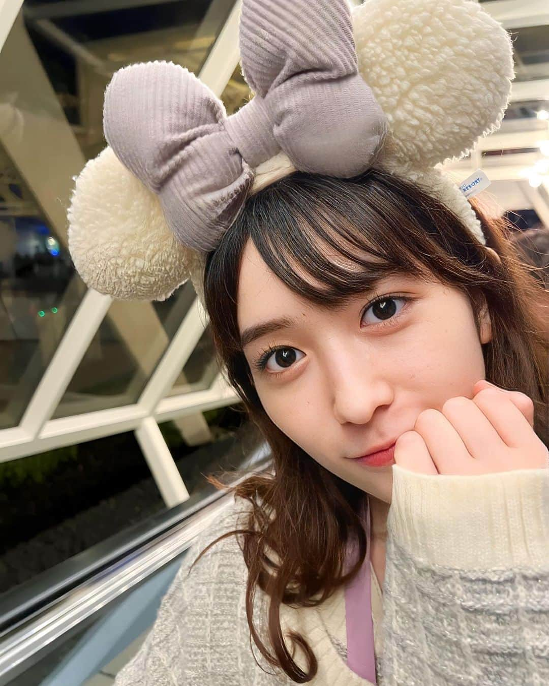 小泉遥香さんのインスタグラム写真 - (小泉遥香Instagram)「￤𝓭𝓲𝓼𝓷𝓮𝔂...🐭🏰🥀  親友と行く時は可愛い顔ばっかしちゃうけど  次女るかと行くと変顔ばっかすることに気づきました🤣😇  行く人によって変わるもんなんだなぁ🤔💭 この時はしっかり可愛い顔してる？笑  妹と2人でディズニー行くなんて子供の頃は考えてなかったな😌 大人になった☺️ 楽しかったからまた行きたい🫶  #東京ディズニーランド #ディズニー #夢の国 #ディズニーランド #小泉遥香 #アイドル#カチューシャ #ワンピースコーデ #コーデ  #disney #TDL #idol #tokisen」10月3日 17時25分 - haruka_koizumi_official