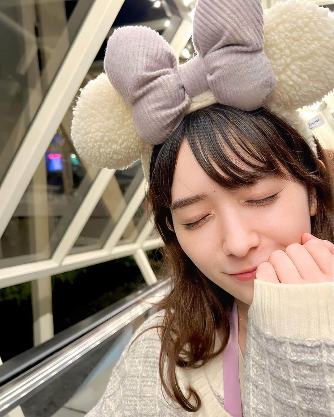 小泉遥香のインスタグラム：「￤𝓭𝓲𝓼𝓷𝓮𝔂...🐭🏰🥀  親友と行く時は可愛い顔ばっかしちゃうけど  次女るかと行くと変顔ばっかすることに気づきました🤣😇  行く人によって変わるもんなんだなぁ🤔💭 この時はしっかり可愛い顔してる？笑  妹と2人でディズニー行くなんて子供の頃は考えてなかったな😌 大人になった☺️ 楽しかったからまた行きたい🫶  #東京ディズニーランド #ディズニー #夢の国 #ディズニーランド #小泉遥香 #アイドル#カチューシャ #ワンピースコーデ #コーデ  #disney #TDL #idol #tokisen」