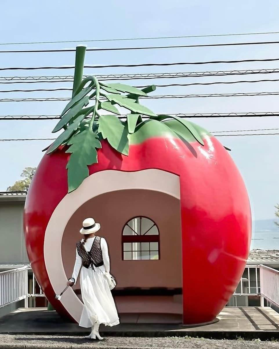 ジェットスター航空さんのインスタグラム写真 - (ジェットスター航空Instagram)「"行きたい！と思ったら【🍓】をコメント！ “次に行きたい”が見つかる#jettabi_japan #長崎編 ★  ずっと待ちたくなるバス停🚌  #フルーツバス停   長崎県諫早市の中心部から国道207号を佐賀方面に向かっていくと、道路脇にフルーツが突如出現😳  実はフルーツの形をしたバス停なんです🚌💨   1990年の長崎旅博覧会の際、世界中から訪れる人たちに和んでもらうために作られたそう。 現在も全国から多くの人が写真を撮りに訪れています🍈🍊   イチゴ、メロン、スイカなど5種類の巨大フルーツが並ぶ通りは #ときめきフルーツバス停通り と呼ばれていて、その名の通りついついシャッターを押したくなる可愛らしさ💞 長崎旅行の際に見かけたら、ぜひ記念写真を撮ってみて📸🎶  【フルーツバス停】 📍長崎県諫早市小長井町国道207号線  ——————————————— ／ 📣ジェットスターなら、長崎まで ＼ ✈︎東京（成田）から 片道¥6,280〜 ——————————————— ジェットスター・ジャパン公式アカウント（@jetstar_japan）では「“次に行きたい”が見つかる」をテーマに就航地の魅力をご紹介✈️⭐️「#jettabi_japan」をつけて、皆さんのFun&Happyな旅の思い出をぜひご投稿ください！素敵なお写真は、公式アカウントでご紹介させていただきます♪  ⭐️Special thanks📸 by @satomi_gram（1枚目） / @sakurakohan（2枚目） / @mm_okd（3枚目）/@7.jewel7（4枚目）/ @nohohon99（5枚目） ———————————————  ※運賃はエコノミークラス「Starter」。支払手数料、空港使用料等が別途必要です。受託手荷物の料金は含まれません。諸条件が適用されます。 ※就航地のご紹介内容に関する最新情報は、下記の参照サイト等でご確認ください。 ——————————————— 【参照サイト】 ながさき旅ネット ———————————————  #長崎 #長崎観光 #長崎旅行 #ジェットスター #jetstar #jetstar_japan #LCC #飛行機 #trip #旅好きな人と繋がりたい #長崎映えスポット #国内旅行 #九州インスタ映え #長崎デート #nagasakijapan #コスパ旅 #女子旅 #長崎絶景 #フルーツ好きと繋がりたい #長崎ドライブ #長崎秋 #長崎グルメ」10月3日 18時00分 - jetstar_japan