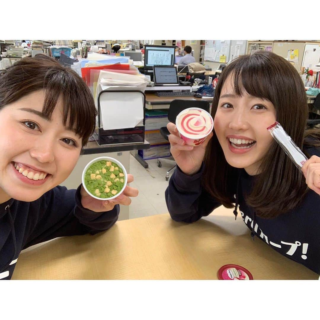 河村綾奈さんのインスタグラム写真 - (河村綾奈Instagram)「同じスタートをきり、同じ時間を過ごした分、 それぞれの今を共有し、歩んできました。 お互いに忙しくて近況を報告できない期間があっても、話した時にはその時に感じていることが不思議と同じだったりして。  入社してすぐ、香川県にうどん巡りに行ったり、 夜、会社の和室に布団を敷いて、寝転びながら真っ暗な中でお話をしたり、 私が一人暮らしを始めた時、真っ先にシャンパンを持ってきてくれたり。 仕事の悩みも、プライベートなことも、全部全部聴いてもらいました。  でも、考えてみたらいつも私が弱音を吐くばかりで 彼女の弱いところをあまり見たことがありません。  さっぱりしていて、おおらかで、凛々しく、お酒を嗜み、気配り上手、超絶美人で、努力家で、頼もしい最高の同期です。 ありがとう。 一緒に歩んでくれて、支えてくれて、ここまで引っ張ってくれて、本当にありがとう！  形容し難い、糸のようなものでずっと繋がっていたような気がしています。 どんな時でも一人じゃないと思わせてくれました。 これからもきっと繋がっています。 おばあちゃんになってからも、 昔話をしながら二人で宮島のロープウェイとか乗りたいです。桜を見に行ったり、紅葉狩りに行ったりしたいです。  夕希ちゃんが同期で心から幸せでした。 ありがとう！ これからも、より深いお付き合いを、どうぞよろしくね🍀」10月3日 17時28分 - ayanakawa