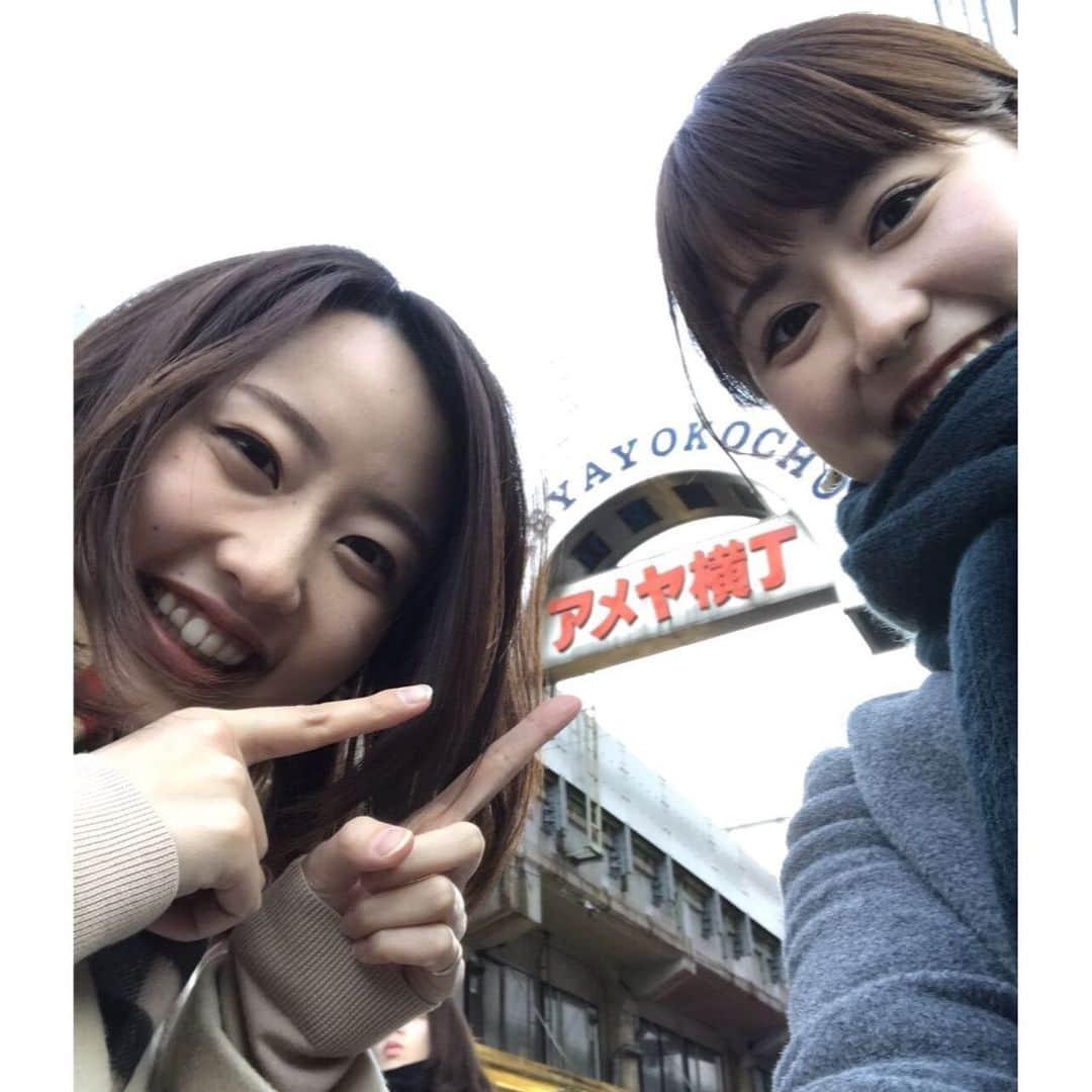 河村綾奈さんのインスタグラム写真 - (河村綾奈Instagram)「同じスタートをきり、同じ時間を過ごした分、 それぞれの今を共有し、歩んできました。 お互いに忙しくて近況を報告できない期間があっても、話した時にはその時に感じていることが不思議と同じだったりして。  入社してすぐ、香川県にうどん巡りに行ったり、 夜、会社の和室に布団を敷いて、寝転びながら真っ暗な中でお話をしたり、 私が一人暮らしを始めた時、真っ先にシャンパンを持ってきてくれたり。 仕事の悩みも、プライベートなことも、全部全部聴いてもらいました。  でも、考えてみたらいつも私が弱音を吐くばかりで 彼女の弱いところをあまり見たことがありません。  さっぱりしていて、おおらかで、凛々しく、お酒を嗜み、気配り上手、超絶美人で、努力家で、頼もしい最高の同期です。 ありがとう。 一緒に歩んでくれて、支えてくれて、ここまで引っ張ってくれて、本当にありがとう！  形容し難い、糸のようなものでずっと繋がっていたような気がしています。 どんな時でも一人じゃないと思わせてくれました。 これからもきっと繋がっています。 おばあちゃんになってからも、 昔話をしながら二人で宮島のロープウェイとか乗りたいです。桜を見に行ったり、紅葉狩りに行ったりしたいです。  夕希ちゃんが同期で心から幸せでした。 ありがとう！ これからも、より深いお付き合いを、どうぞよろしくね🍀」10月3日 17時28分 - ayanakawa