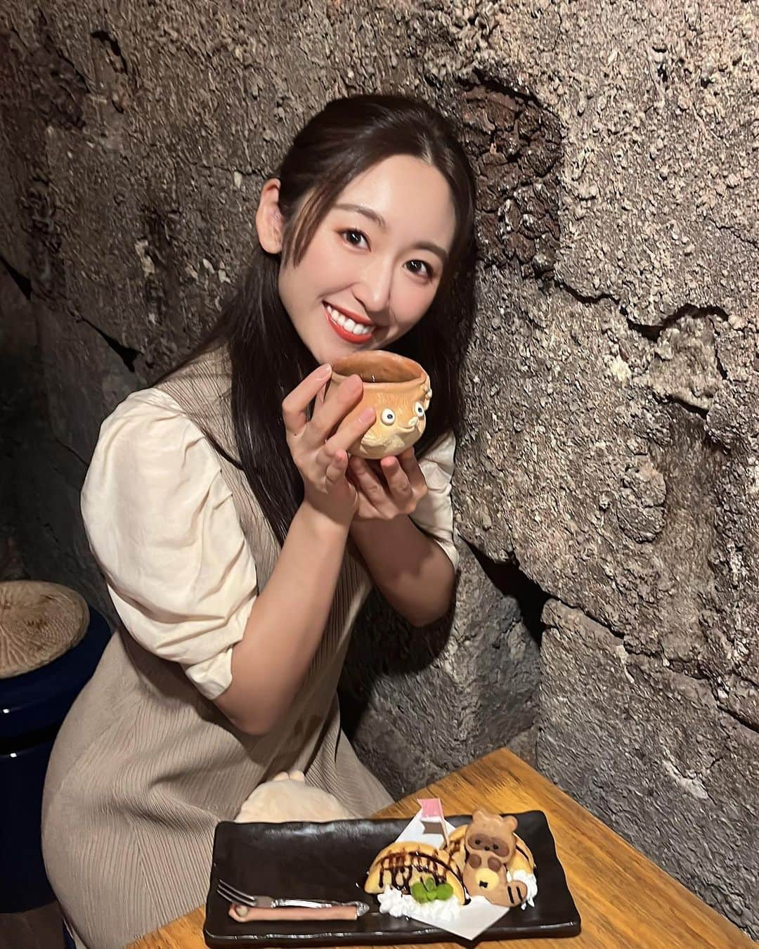 三輪晴香のインスタグラム：「. . 滋賀県でかわいいカフェ 見つけたの☕️  本物の登り窯でつくられていて 落ち着く空間の中 かわいくて美味しいデザートを いただきました🌼  信楽たぬきもお出迎え♡ 滋賀に来たときはぜひ行ってみてね！  #滋賀 #滋賀観光 #信楽 #信楽焼 #信楽陶芸村 #登り窯 #カフェ #cafe #のぼり窯カフェ」