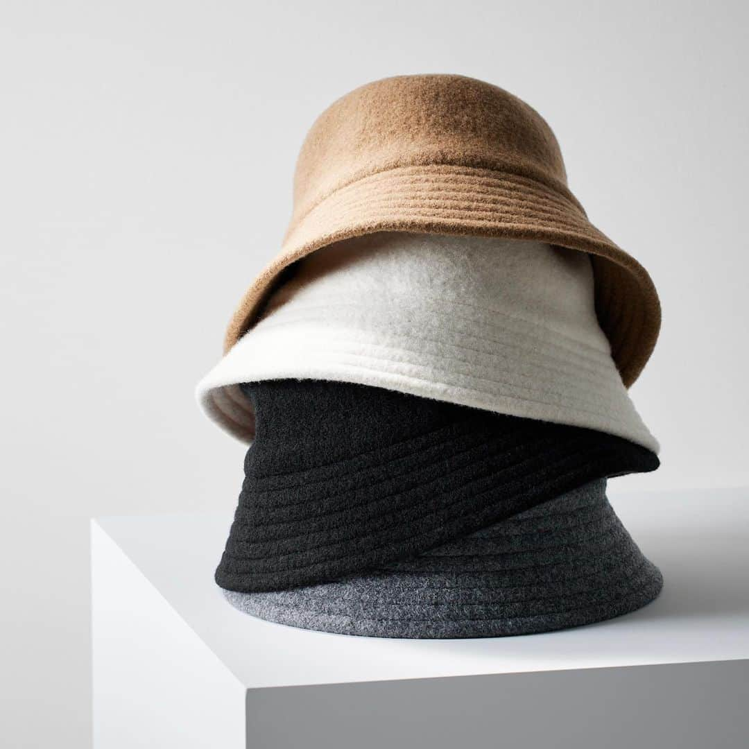 ユニクロのインスタグラム：「As the season changes, don't forget to change not only your clothes but also your accessories! Our Wool Bucket Hat will bring in the mood for fall 🍂  461186 Adjustable Wool Bucket Hat  #UNIQLO #LifeWear #buckethat   *The product availability differs among regions. Please check your regional account or website.」