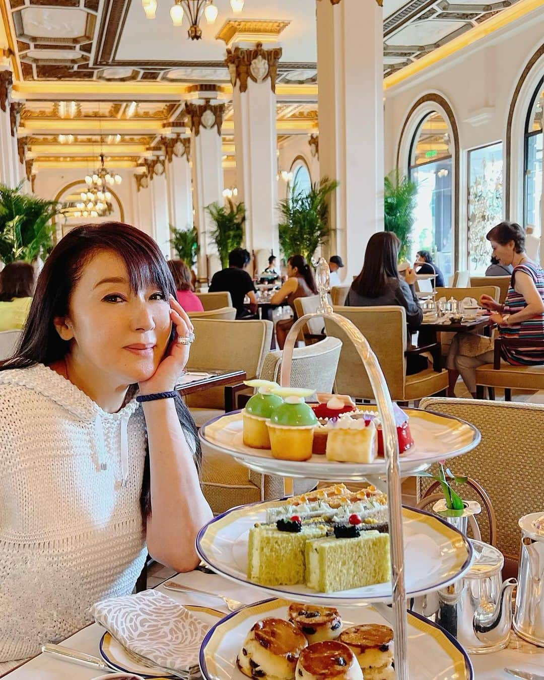 浅野ゆう子のインスタグラム：「5年ぶりに  香港に来ています❣️  THE PENINSULA HOTEL で  アフタヌーンティー❤️ してます　^_^  #久々の #香港 #楽しい #美味しい」