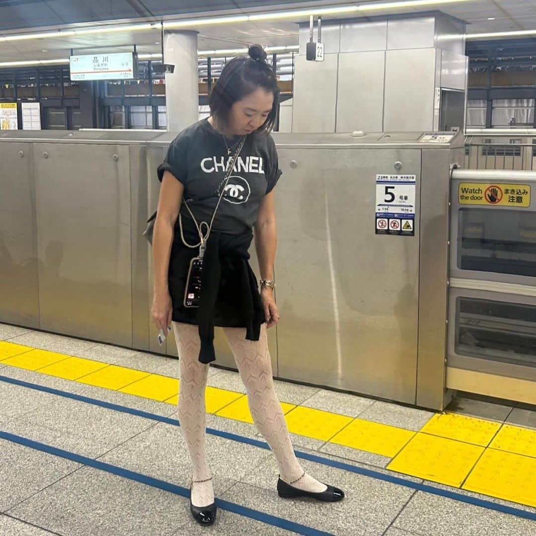 安西こずえのインスタグラム：「前 と 後 見せてと🖤🤍🖤」