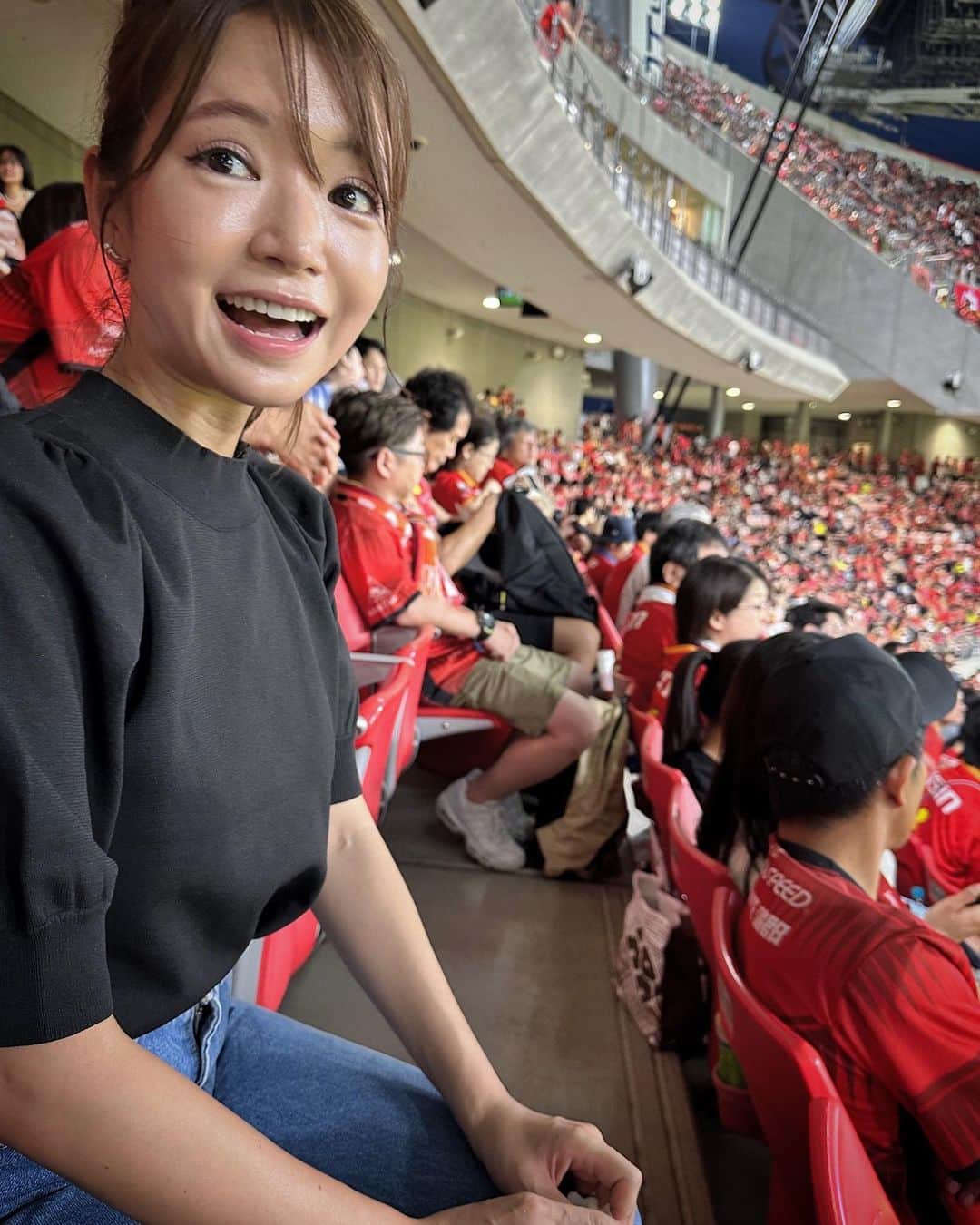 内山絵里加のインスタグラム：「・ ・ ◯◯の秋！ ともすれば、毎年食欲の秋のわたくし..🐖 おいしいものをたくさん食べるべく！ 今年は、『スポーツの秋』にしたいなあと思っています🫶 ・ 写真は初グランパスの観戦の時⚽️ 手に汗にぎる闘い、ドキドキ、わくわく、感動✨ 虹がかかったスタジアムで勝利を見て、嬉しかったなあ🌈 今年はいろんなスポーツを観戦して 改めて、スポーツって素敵だなあと感じています🫶 ・ 来月には、浜松のまちなかをスポーツで盛り上げよう！ というイベントも決定🙌 #三遠ネオフェニックス も参戦しますよ⛹️‍♂️🏀 ぜひ、遊びに来てください♩ 健康維持のため、この秋は自分自身もカラダを動かしながら スポーツをたのしみましょう👱🏻‍♀️❤︎ ・ #浜松 #まちなかスポーツ #ソラモ #グランパス #サッカー #サッカー観戦 #虹 #勝ってにっこり」