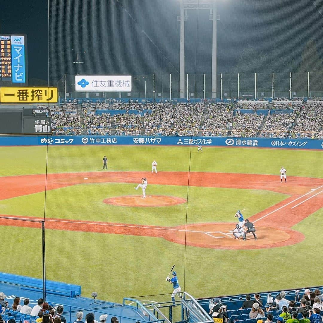 坂下千里子さんのインスタグラム写真 - (坂下千里子Instagram)「. 先週末、神宮球場へ。 . WBCで野球⚾️にどハマりした息子。野球観戦に行くならと選手の応援歌を覚えて球場で一生懸命応援📣してました！ #ユニフォームとキャップかぶって応援 . . #つば九郎 #ダンス #可愛かったよ #ヤクルトスワローズ #来季に期待 #頑張れ #めちゃ #楽しかった #♡#応援 #応援グッズ」10月3日 17時36分 - chiriko_sakashita_official