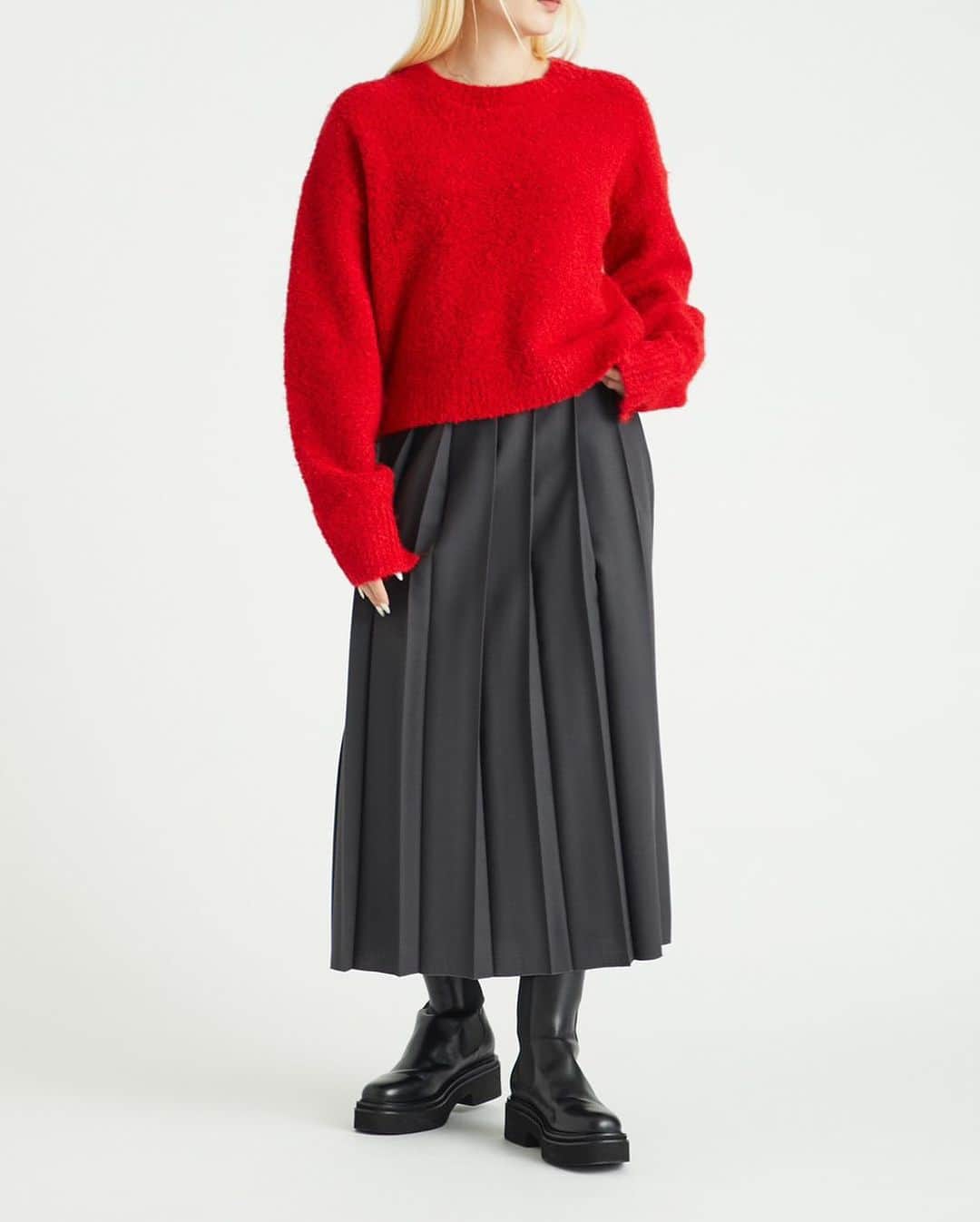 アストラットのインスタグラム：「【Coming soon】  Knit : ¥29,700 Skirt : ¥38,500 入荷済み  店頭・オンラインストア : 10月6日  #ASTRAET #アストラット #newarrivals  #2023fw #モードアイテム #大人カジュアル #秋コーディネート #ニット #カラーニット #プリーツスカート #スカートコーデ」