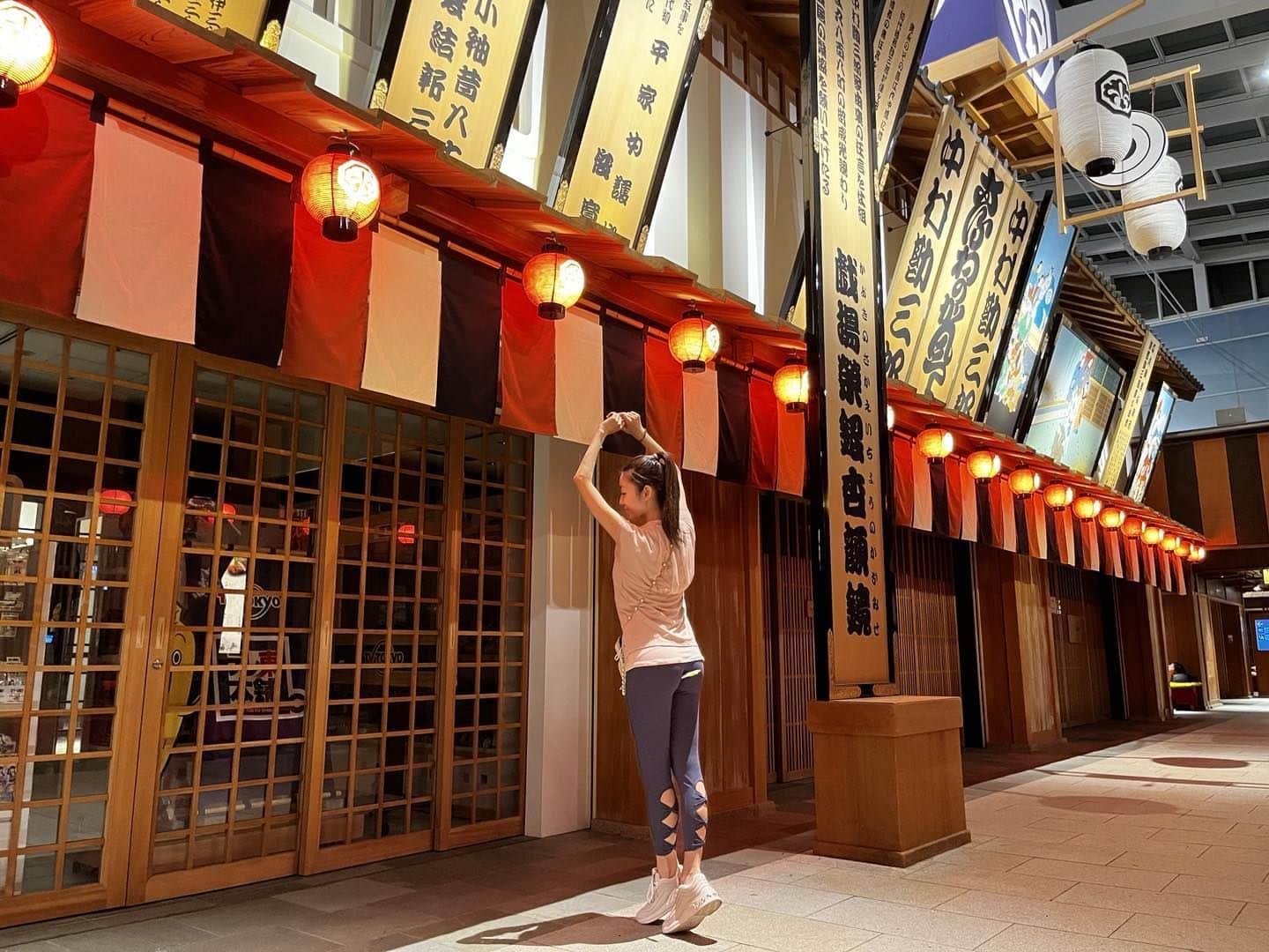 久嬢由起子のインスタグラム：「朝晩は冷え込んできて😨 おしりも気がついたら冷え冷え🥶になりやすい今日この頃🍑 これから涼しくなると秋のお出かけで移動も増えてきますよね🚗✈️ 隙間時間のストレッチや、おしり周りを温める事でトイレのお悩み、腰痛予防や美尻キープ♨️になりますので☺️ 絶対おしりは冷やさないように‼️ そして適度におしりをキュッと締める筋肉を鍛えておくと安心😮‍💨ですよ〜🚽  #肛筋 #美尻 #ヒップアップ #秋の行楽 #しりペン先生 #hanedaairport✈️ #おしり」