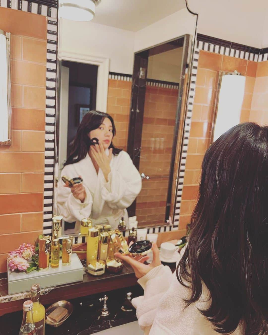 パフ・クオさんのインスタグラム写真 - (パフ・クオInstagram)「Guerlain 🐝🍯  香香甜甜🤭💐  準備出門約會囉💗  . . . @guerlain  #guerlain  #女孩們的約會」10月3日 17時37分 - aohsuehfu