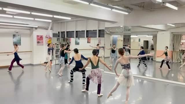 のインスタグラム：「実はもう、次に向けて動き出しています❣️  2024.3/22四谷区民ホール 《Danse de l'espoir》Vo.2  長野ななみが、クラシック作品を振付します✨  そのリハーサル初日の様子です。 振付は頭の中で考えてきて、振り写しの状態👏🏻 団員たちは、仲間から振付される時は、遠慮なく質問したり、話しながら出来るので、リラックスしていてそれも良い感じ。  どんな作品に成長していくのか？ 楽しみです🌈  チケットなどは、まだまだ先になりますが、もし手に入れておきたい方は是非ご連絡下さい☺️🙏  開演時間は、今回も多分…19:00ころだと思います💖  #Ballet #Dancer #バレエ #バレエダンサー #芸術 #芸術観賞 #舞台 #stage #トスカ #大人 #美の世界 #四ッ谷 #Iwaki Ballet Company #IBC #バレエスタジオ #バレエ教師 #バレエ教室 #美しい #楽しい #人生 # 健康 #東京 #井脇幸江」