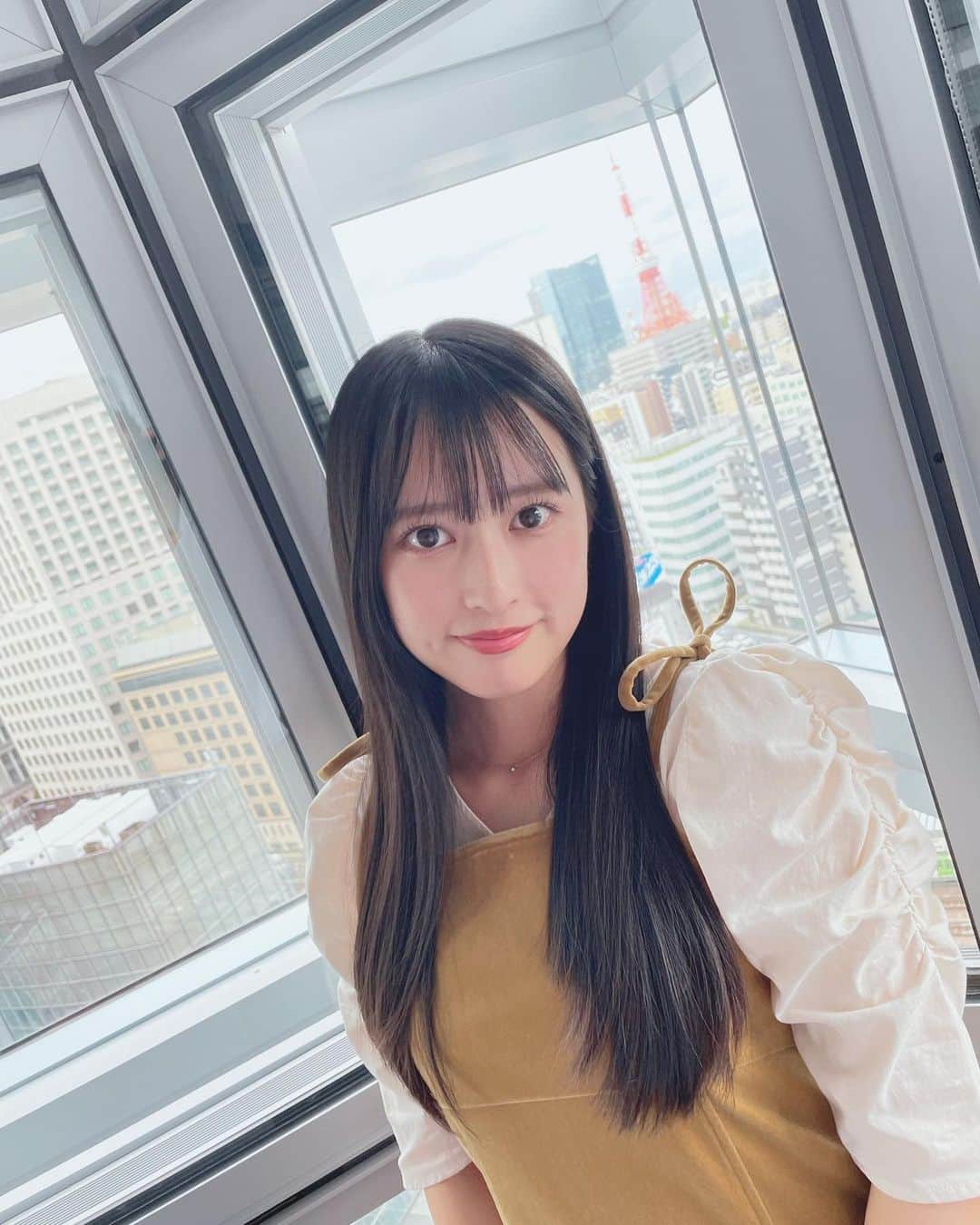 のインスタグラム：「今日から涼しいらしい！杉江さん情報ですd('∀'*)  皆さん秋らしいことは何かしました？私はデパ地下で松茸ご飯おこわを買いに行ったけど、まだ売ってなかったです😭  ズムサタの衣装も秋色になってきてるのよ〜🍁🍂  トップス、ワンピース @raycassin_」