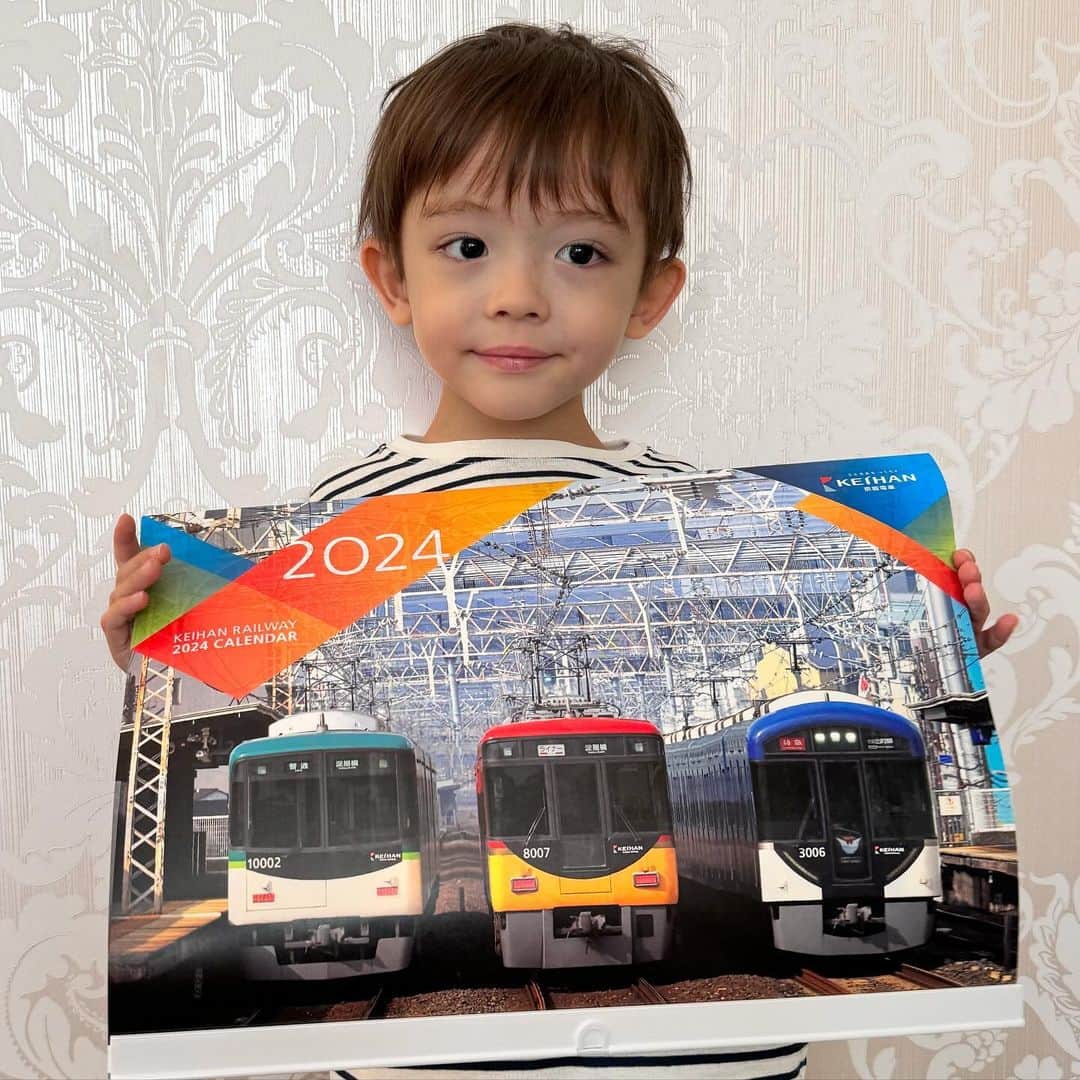 ウィリアムさんのインスタグラム写真 - (ウィリアムInstagram)「🚃  2024京阪電車カレンダーをいただきました♪ ジェシーさんありがとう🌷  大喜び〜 来年も小鉄として活動します🚃🎵  #小鉄 #4歳 #年少 #電車大好き #電車 #電車好きな人と繋がりたい #京阪電車 #京阪電車好きな人と繋がりたい  #阪急電鉄」10月3日 17時38分 - william.2019j