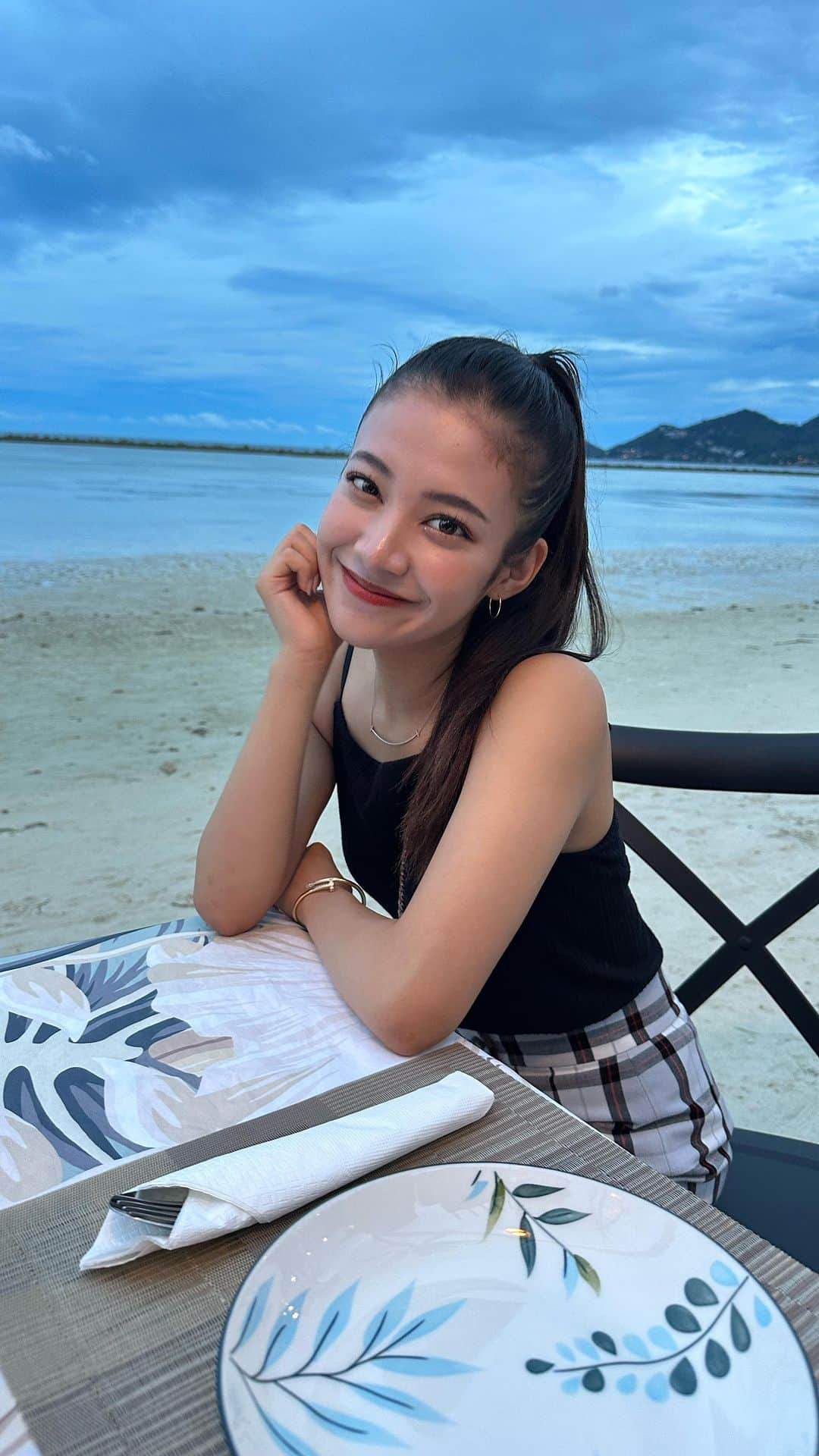 谷岡美沙紀のインスタグラム：「浜辺でご飯食べるとか最高だった🤍 夏の思い出シリーズ🌻 どっかいきたいなあっ  ⁡ ⁡ ⁡ ⁡ ⁡ ⁡ ⁡ #旅行 #旅行コーデ #旅行好きな人と繋がりたい #ootd #japanesegirl#travel#海外旅行 #ポニーテール #ヘアアレンジ #モデル#伸ばしかけ前髪 #l4l #makeup#portrait#port#travelphotography #hair#model#giri #ootn #selfie #좋아요반사#팔로우미#맞팔#셀스타그램」