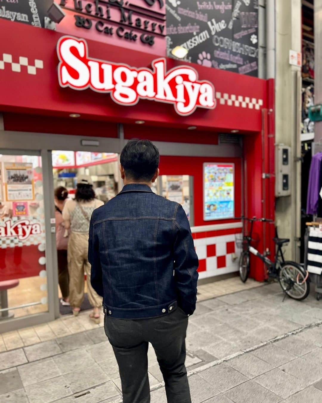 榊原信行さんのインスタグラム写真 - (榊原信行Instagram)「故郷・名古屋デラうま巡り第一弾は、スガキヤです！ この独特のスープの味が郷愁をそそります。 青春時代に学校の帰りに近くのスーパーの中にあったお店で仲間と一緒に食べた思い出がフラッシュバックしました！ 相変わらずの定番の味。 デラうま！ 最高！  The first stop on my “Dera-uma” tour in my hometown, Nagoya, is “Sugakiya”! The taste of this unique soup evokes nostalgia. When I was a high school student, I had a flashback to my memories of eating at a restaurant inside a nearby supermarket on the way home from school with my friends! It had the same classic taste and was "Dera-uma“! Awesome!!  #スガキヤ #スガキヤ大須万松寺通店 #名古屋 #名古屋グルメ #nagoya #nagoyafood #nagoyafgourmet #nagoyafrestaurant #japanfoodie #japaneats #Derauma #デラうま #バラさんの日常🌹 #バラさんオススメグルメ🌹」10月3日 17時40分 - nobu_sakakibara