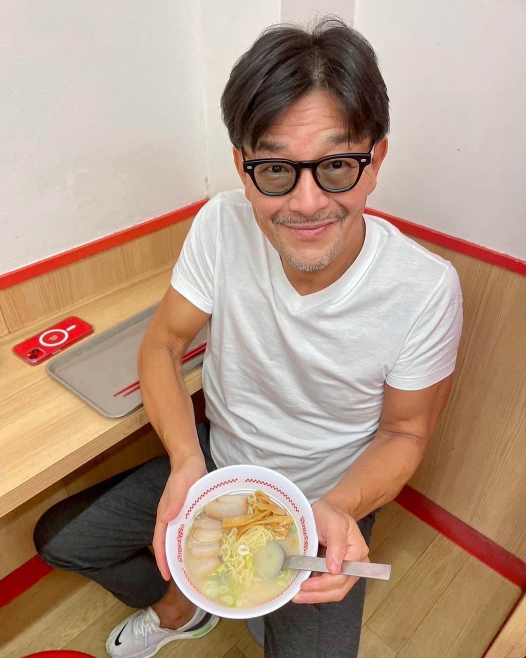 榊原信行さんのインスタグラム写真 - (榊原信行Instagram)「故郷・名古屋デラうま巡り第一弾は、スガキヤです！ この独特のスープの味が郷愁をそそります。 青春時代に学校の帰りに近くのスーパーの中にあったお店で仲間と一緒に食べた思い出がフラッシュバックしました！ 相変わらずの定番の味。 デラうま！ 最高！  The first stop on my “Dera-uma” tour in my hometown, Nagoya, is “Sugakiya”! The taste of this unique soup evokes nostalgia. When I was a high school student, I had a flashback to my memories of eating at a restaurant inside a nearby supermarket on the way home from school with my friends! It had the same classic taste and was "Dera-uma“! Awesome!!  #スガキヤ #スガキヤ大須万松寺通店 #名古屋 #名古屋グルメ #nagoya #nagoyafood #nagoyafgourmet #nagoyafrestaurant #japanfoodie #japaneats #Derauma #デラうま #バラさんの日常🌹 #バラさんオススメグルメ🌹」10月3日 17時40分 - nobu_sakakibara