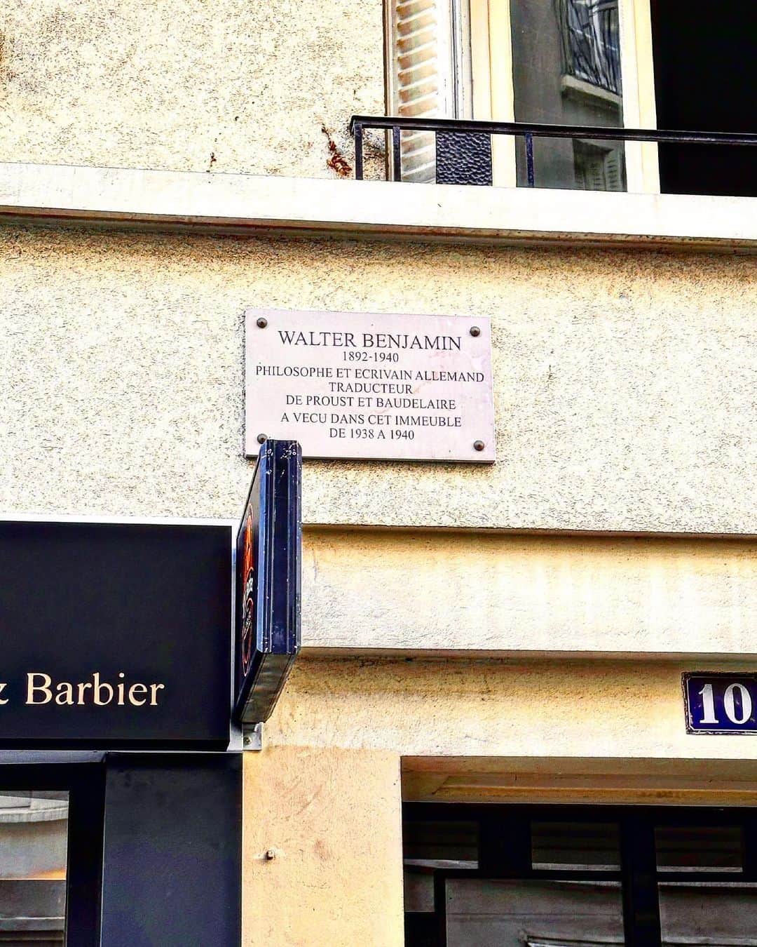 渋谷慶一郎さんのインスタグラム写真 - (渋谷慶一郎Instagram)「ウォルターベンジャミンが住んでいたパリのアパート。普通なんだけど不思議なかたち。 @charbeljosephhboutros が教えてくれた。  The Paris apartment where Walter Benjamin lived. Mysterious shape. @charbeljosephhboutros told me about it.」10月3日 17時42分 - keiichiroshibuy