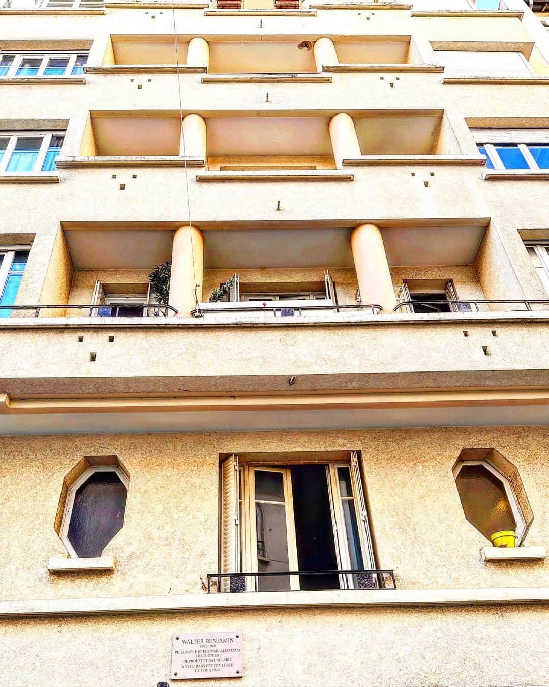 渋谷慶一郎さんのインスタグラム写真 - (渋谷慶一郎Instagram)「ウォルターベンジャミンが住んでいたパリのアパート。普通なんだけど不思議なかたち。 @charbeljosephhboutros が教えてくれた。  The Paris apartment where Walter Benjamin lived. Mysterious shape. @charbeljosephhboutros told me about it.」10月3日 17時42分 - keiichiroshibuy