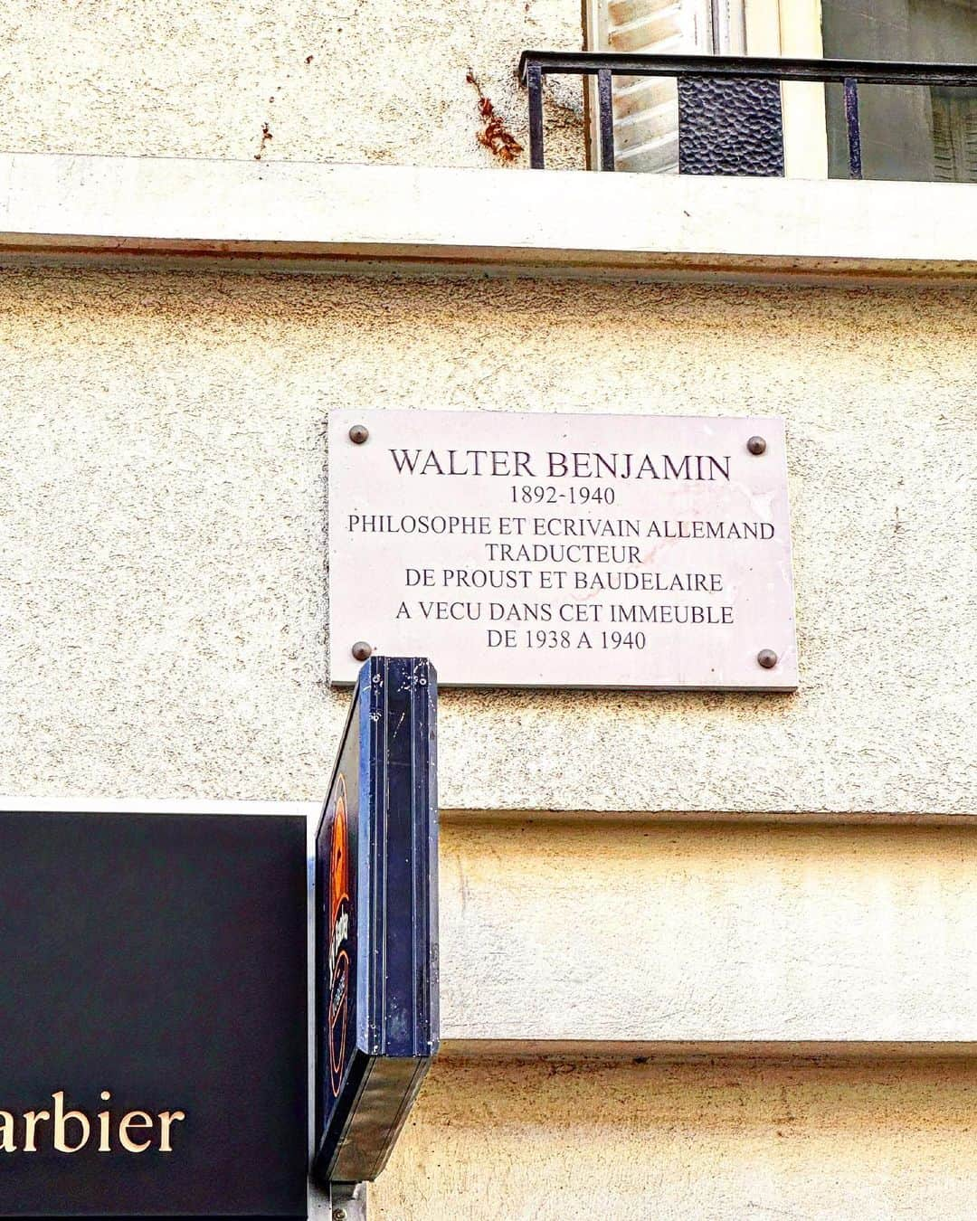 渋谷慶一郎さんのインスタグラム写真 - (渋谷慶一郎Instagram)「ウォルターベンジャミンが住んでいたパリのアパート。普通なんだけど不思議なかたち。 @charbeljosephhboutros が教えてくれた。  The Paris apartment where Walter Benjamin lived. Mysterious shape. @charbeljosephhboutros told me about it.」10月3日 17時42分 - keiichiroshibuy
