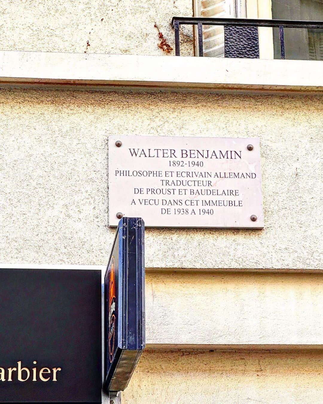 渋谷慶一郎のインスタグラム：「ウォルターベンジャミンが住んでいたパリのアパート。普通なんだけど不思議なかたち。 @charbeljosephhboutros が教えてくれた。  The Paris apartment where Walter Benjamin lived. Mysterious shape. @charbeljosephhboutros told me about it.」