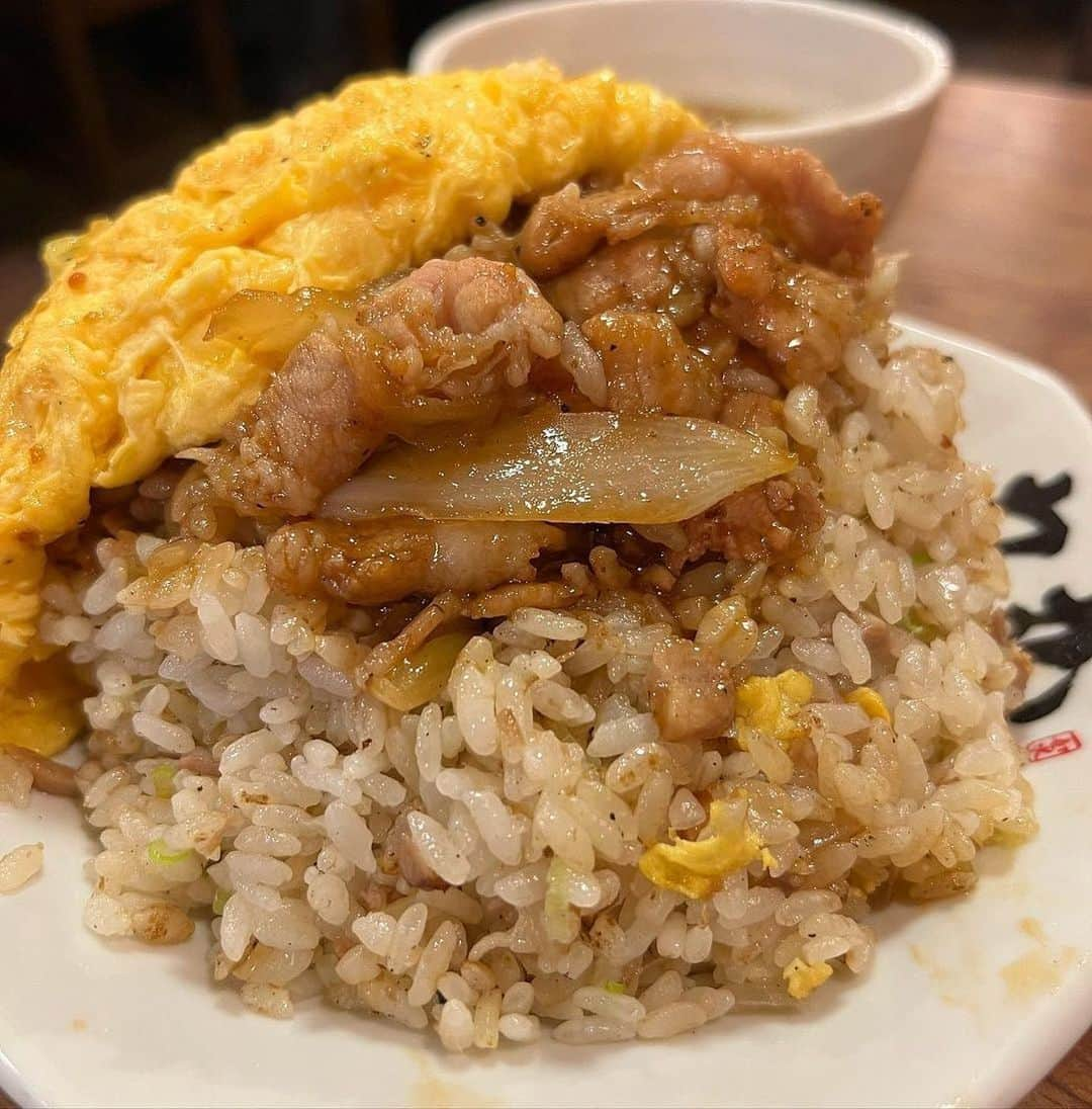 ナゴレコさんのインスタグラム写真 - (ナゴレコInstagram)「📍「ラーメン力丸」 ･････････････････････････････････････････  今日は名駅近くにあるラーメン店をご紹介✨ 「ラーメン力丸」さんでは、札幌味噌ラーメンを中心とした麺メニューを提供しています🍜  ラーメン屋さんですが、チャーハンメニューも見逃せません🔥  中でも「焼肉チャーハン」は卵がフカフカで焼き肉がのっているという豪快な一品🥢  ラーメンもチャーハンも楽しめるなんて、最高に嬉しい組み合わせですよね🎉  チャーハンに焼き肉と卵がのっていて、食べ応えもビジュアルも満点💯  みんなも「ラーメン力丸」さんで、おいしい札幌味噌ラーメンとチャーハンを堪能してみてね💕  ┈┈┈┈┈┈┈┈┈┈┈┈┈┈┈┈┈┈┈  🍤名古屋のローカルグルメメディア【ナゴレコ】🍤  名古屋人がレコメンドする本当に美味しい名古屋めし🥢 これさえフォローしておけば、街の流行りがきっとわかる◎ 100名以上の編集部で作り上げる、名古屋エリア最大規模のグルメメディアです📝  他の投稿はこちらから👉 @nagoya_food  ┈┈┈┈┈┈┈┈┈┈┈┈┈┈┈┈┈┈┈  素敵な投稿にタグ付けしていただきありがとうございます✨  #ナゴレコ で、あなたの投稿をリポスト！ webサイト「ナゴレコ」もチェックしてね👀 ･････････････････････････････････････････  ☞ photo by （ @n.s.z.k.nagoya ）さん  【もう一度食べたい。絶品チャーハン！！】  力丸 ★★★  @ramen.rikimaru  🏠 名古屋市中村区名駅４丁目４−１７ かに家ビル １F  @rikimaruramen_nagoya  超絶グルメなダンディが 愛してやまないお店。力丸さんの焼肉チャーハン！！  @nagoya_kousuke  以前から気になっていて食べてみたかったの。それがまた絶品すぎてリピート確定。  焼肉チャーハン　850円（大盛り）+150円  女性2人で行ったんだけど、ちょっとそこまでお腹空いてなくて、この大盛りチャーハンを2つで分けていいですか？って言ったら、お店の方が優しく店内に通してくれました。  接客も良かったし、また伺いたいなと思います。ほんとに神的においしかった！  ごちそうさまでした♪」10月3日 17時46分 - nagoya_food