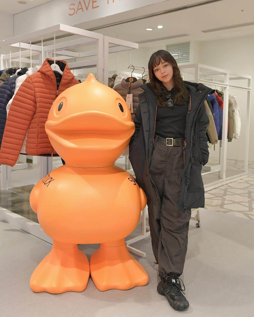 のインスタグラム：「SAVE THE DUCKのポップアップストアが大丸東京店にオープンしたよ✨ @savetheduck_jp   SAVE THE DUCKのダウンコートはどれも動物性素材が使われていないのに、軽くてとてもあったかいの♡  地球に優しくて機能性も良くて素敵なデザインで、、 私も沢山着よう♪  明日10/4〜2024/3/31まで開催しているのでポップアップ是非行ってみてね🦆  #PR #savetheduck #セーブザダック」