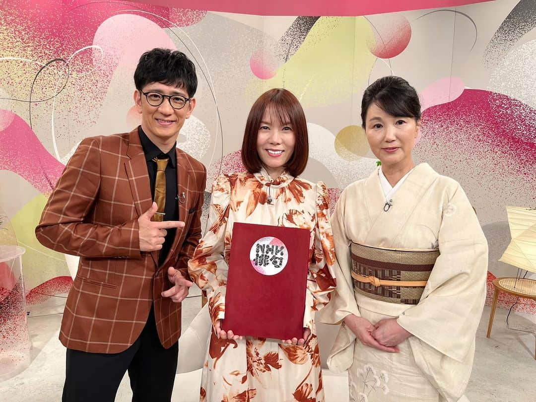 半崎美子のインスタグラム：「📺「ＮＨＫ俳句」 10月8日（日）NHK Eテレ 午前6:35〜ゲスト出演します。 俳句という総合芸術に魅せられた趣き深いひととき。お2人のお話が楽しくあっという間でした。 是非ご覧下さい✏️ 司会のアンタッチャブル 柴田さん、選者は山田佳乃さんと。 nhk.jp/p/ts/6Q6J1ZGX3… #半崎美子 #NHK俳句 #椿の実」