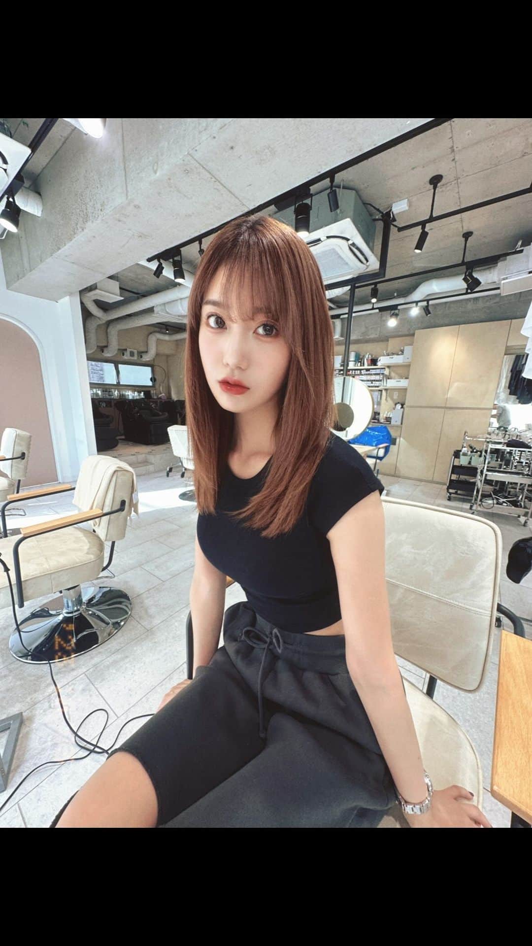 あべなつきのインスタグラム：「ストレート💋🐈‍⬛🖤  今日は美容dayで、美容室とエステ💇‍♀️ くせっ毛なので、数ヶ月に一度のペースで @hrhk__hrhk さんに縮毛矯正してもらってるの  明日から、かなり楽になります🥹🤍  #縮毛矯正　#ストレート #ストレートヘア」