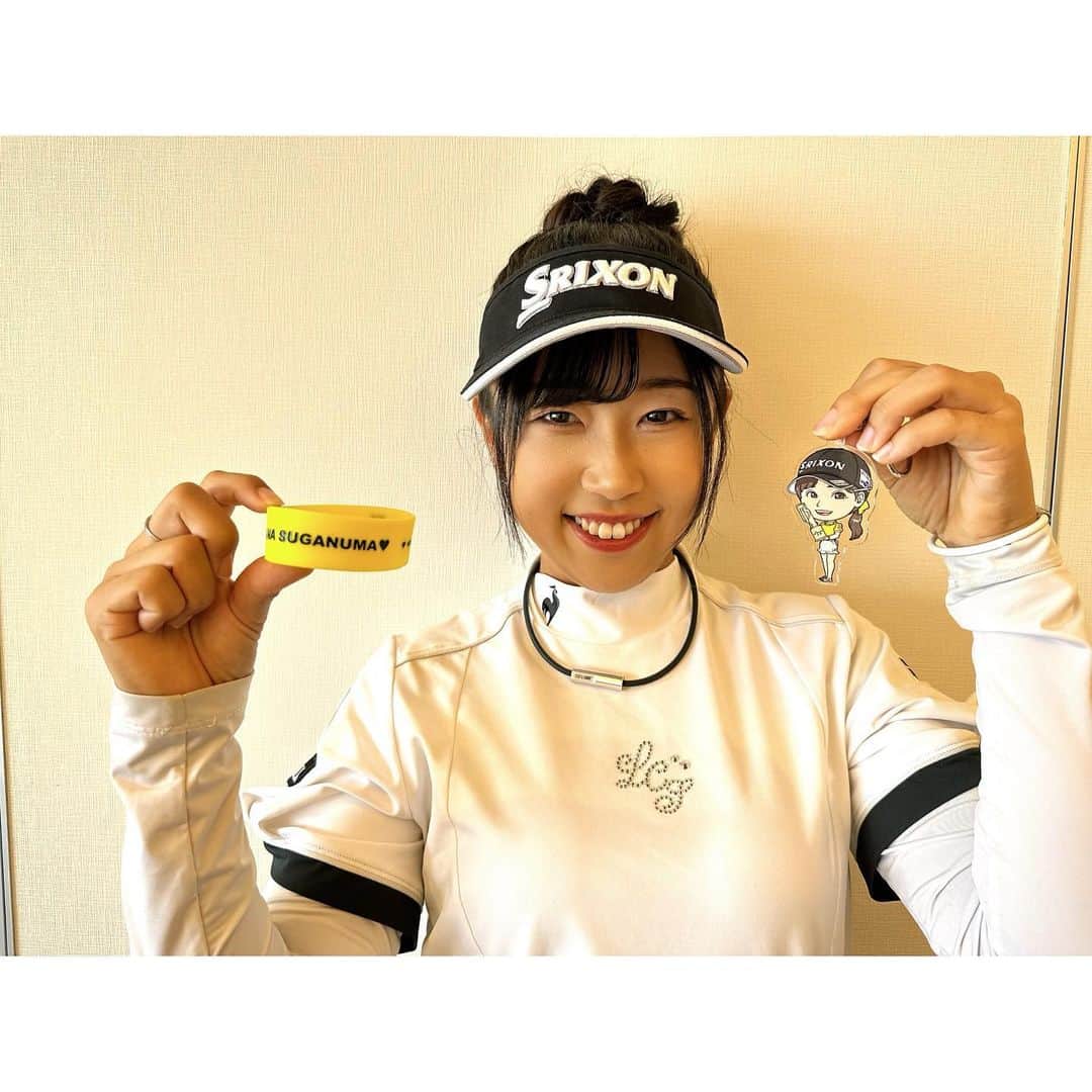 のインスタグラム：「お待たせしました⭐️ 初優勝記念グッズ完成しました☺️🫶🏻 今回沢山悩んだ結果、ラバーバンド（腕にも巻けます）とキーホルダーにしました！💛  初優勝の時に着ていたウエアが黄色だったので黄色にしました💛  ラバーバンドは、腕はもちろんカバンにも付けたりしてみてください✨  発売は、10月6日の18時から！ オフィシャルサイトにて、 300セット限定で発売します(⸝⸝•‧̫•⸝⸝)🤍  ※オフィシャルサイトがわからない場合は 【菅沼菜々 オフィシャルショップ】と検索してみてね🔍⸒⸒  皆さんぜひ買って貰えたら嬉しいです💛🥹  ※なお、応援グッズ販売から得た収益分は、公益財団法人 日本パラスポーツ協会様に全額寄付させていただいております。」