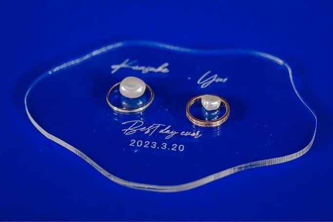 アニヴェルセル 大阪 公式のインスタグラム：「・  💍リングピロー💍  「指輪のまくら」✨ という意味があり、クッション型でリボンが付いた リングピローが一般的ですが…💭 おふたりの名前を入れたモノや 好きなモノをカタチにしたリングピローも おふたりらしくてとっても素敵ですね👼💓  @anniversaire_official  @anniversaire_osaka   ＿＿＿＿＿＿＿＿＿＿＿＿＿＿＿＿＿＿＿＿＿＿  大阪・難波の結婚式場 アニヴェルセル 大阪 @anniversaire_osaka  ▫️ドレスが映えるロイヤルブルーの大聖堂 ▫️天候に左右されないフラワーシャワースペース ▫️なんば駅すぐに佇むお城のような外観  特別な空間で憧れのウェディングが叶います ＿＿＿＿＿＿＿＿＿＿＿＿＿＿＿＿＿＿＿＿＿＿  #結婚式 #ウェディング #アニヴェルセル #アニヴェルセル大阪 #大阪結婚式場 #大阪結婚式 #なんば結婚式 #なんば結婚式場  #プレ花嫁 #アニ嫁 #2023花嫁 #2024花嫁 #式場見学 #式場探し #ブライダルフェア #フォトウェディング #ウエディングフォト #大聖堂 #大聖堂ウェディング #リングピロー #指輪 #結婚式アイテム」