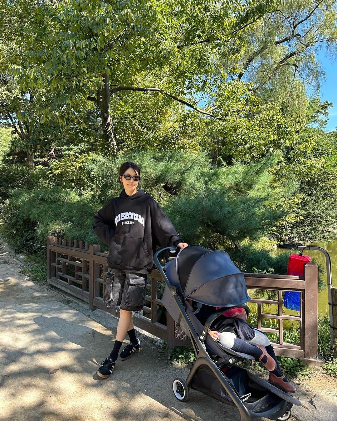 ハン・ジヘのインスタグラム：「창덕궁 👍🏻 #코자는😴슬이슬이윤스리랑 #애미애비 #가을」
