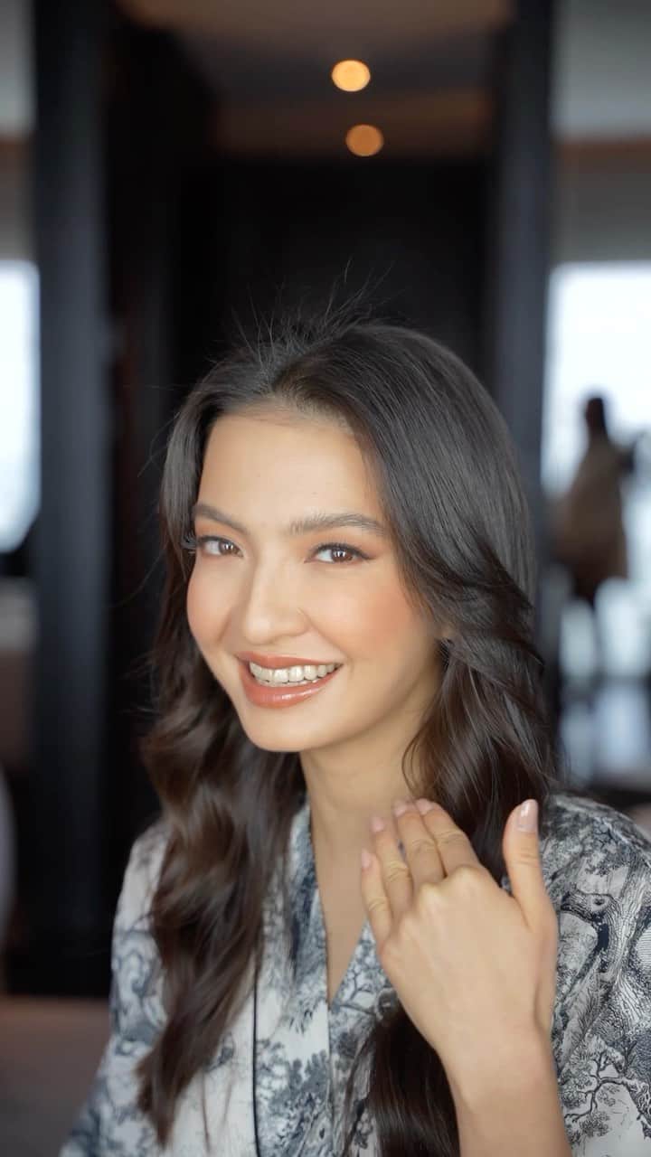 ラライン・シャーのインスタグラム：「Is it a filter?!  Its @skintificid’s all day perfect serum foundation for that flawless “filter effect”.   Buildable coverage that lasts like no other.  You are just bottle a way from a confidence boost :)」