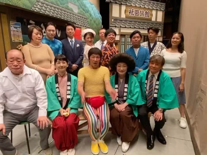 吉本新喜劇のインスタグラム：「最近、恩返ししてないなぁ...  よしもと祇園花月  今週の #吉本新喜劇 は... 「アキ助の恩返し」を元気に上演中✨  どうでもいいけど⁉️w 現代版、白い巨塔の演技ってなにぃ〜？  劇場でお待ちしております👏」