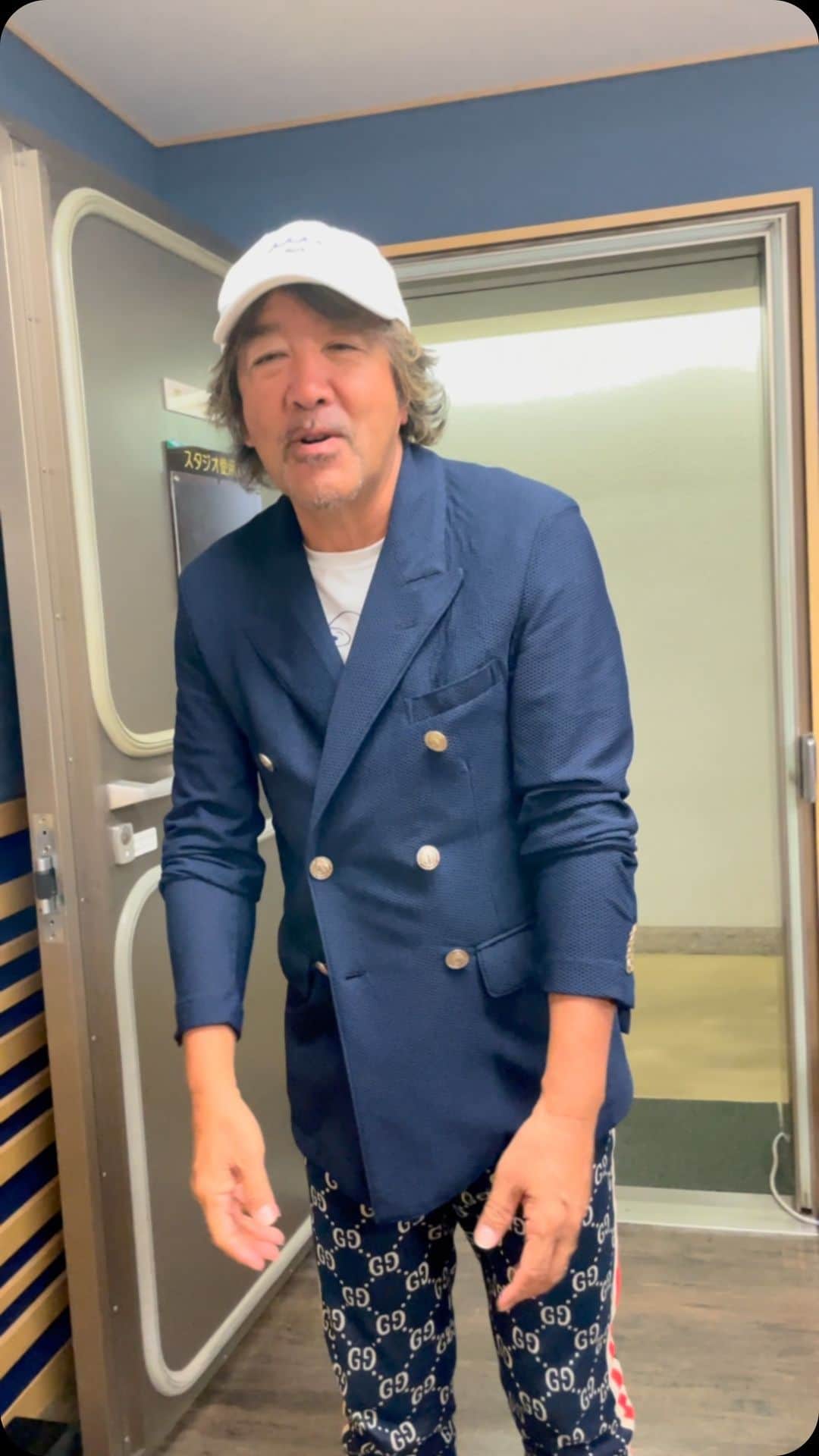 のインスタグラム：「今日も17時から生放送！！ FM愛知イブニングストリート よろしくお願い致します。  #FM愛知 #イブニングストリート #黒岩唯一 #ラジオ #ラジオ付きと繋がりたい #生放送 #807 #米津玄師 #馬と鹿 #ラジ王 #優勝 #歌ってみた」