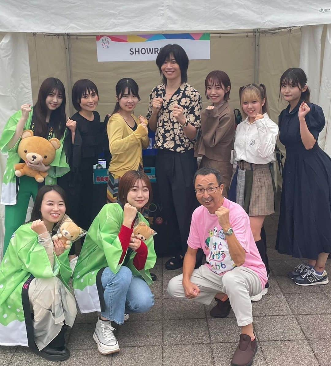 渡邉歩咲さんのインスタグラム写真 - (渡邉歩咲Instagram)「khbさん48周年イベント🐿♡ 2日間ありがとうございました✨ １日目はSHOWROOMさんのブースにてPR活動をさせていただきました🎀 非売品のステッカーやボールペン、パーカー、そしてくまのぬいぐるみたち🧸が当たるくじ引きで、皆様の喜んでいる姿を見てすっごく嬉しい気持ちになりました!! 参加してくださった方々本当にありがとうございます!!✨ またやりたいな〜 2日目はステージのアシスタントMCを 重信アナウンサーさんとみくさんとやらせていただきました🩷 見てくださっている方々のあたたかさも出演者様のパフォーマンスも素敵で、携われることができてとても嬉しかったです!! MCも重信アナウンサーさんとみくさんがとてもやりやすくしてくださって、すごくありがたかったです😭✨✨ 改めてkhbさん48周年おめでとうございます!! ・ ・ ・ #khb #SHOWROOM#仙台イベント#宮城イベント #アシスタントmc#イベントmc#あすとつながるぐりりパーク #あすとつながるkhb #ぐりりパーク」10月3日 17時57分 - ayusa_watanabe