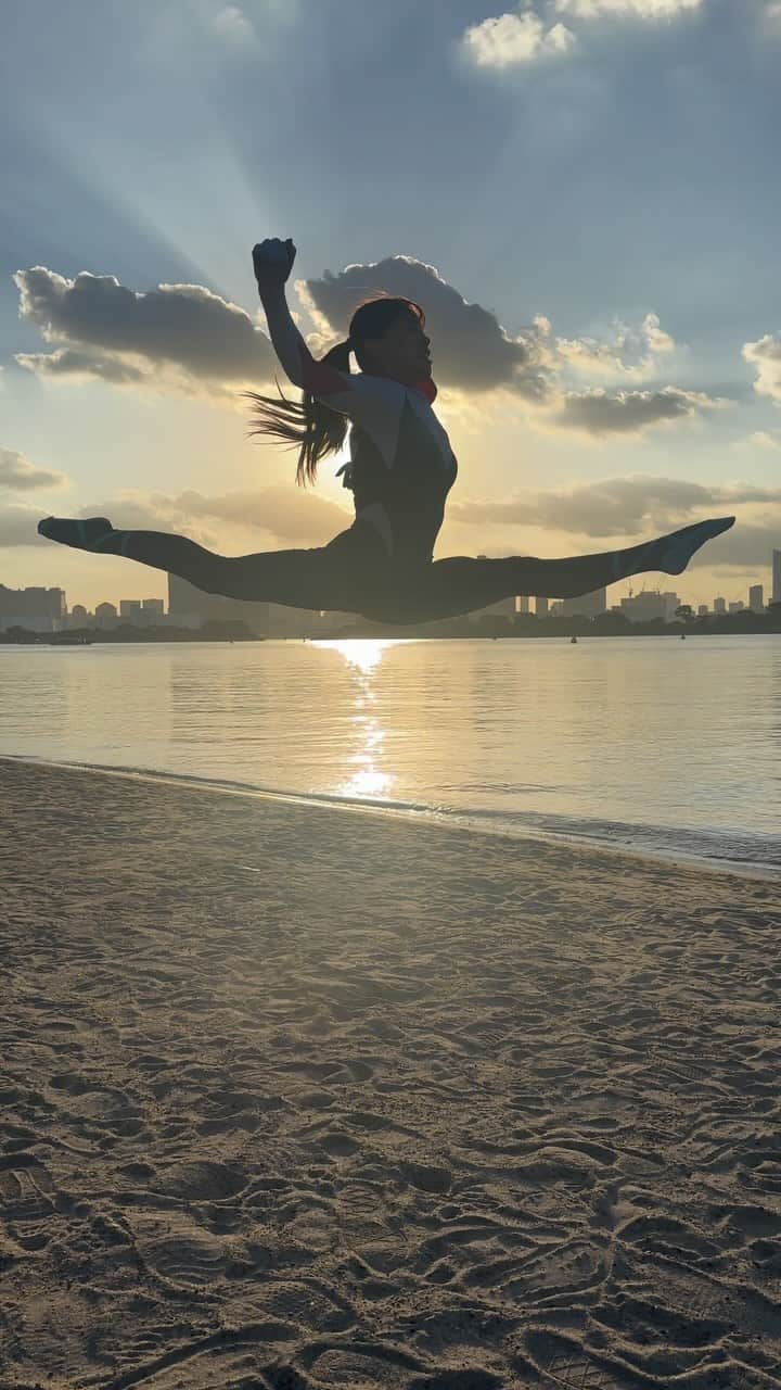 杉原愛子のインスタグラム：「夕日より夕陽って書く方がなんか好き😊  "野球が混ざった笑　さてどれでしょう？ Baseball mixed.So which one? #スパイダーウーマン #spiderwoman #スパイダーグウェン #spidergwen #アクロバット #acrobat #sunset #aikosugihara"」