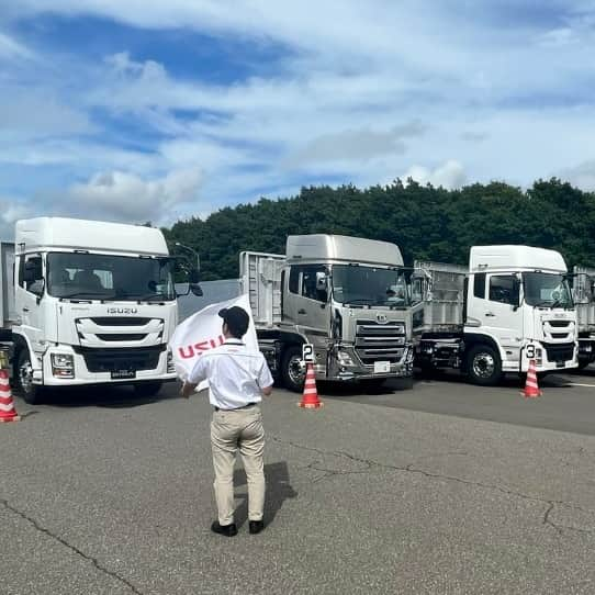 ＵＤトラックスのインスタグラム：「English follows Japanese 9月1日～2日、ＵＤトラックスといすゞ自動車は、初となる共同お客様向けイベント「ディスカバリーツアー2023」を開催しました。大型トラックの比較試乗を中心に、2024年問題についてのビジネスセミナーやいすゞグループのカーボン・ニュートラルへの取り組みも紹介しました。  試乗会はいすゞ北海道試験場で開催され、午前中はクオン、ギガ、プロフィア３種類の大型トラックを一周4.4kmの直線周回路で比較試乗を行い、各車の運転性能の違いを参加者ご自身で体感いただきました。  午後は共同開発した新型トラクターを使ってアクティブステアリング装着車・非装着車の違いを比べる試乗も行われ、参加されたお客様には一日を通して北海道の自然に囲まれた中でＵＤトラックスといすゞ自動車の最新技術を存分に堪能いただきました。  お客様からは「ずっと興味があったのですが、なかなか機会に恵まれず、今回やっと試乗でトラックの比較ができ貴重な体験となりました。」との感想や「いすゞとＵＤ両社の製品にかける思いが伝わってきました。本当に感動しました。」とのお声が寄せられました。  ＵＤトラックスといすゞは、今後も共同開催イベントを継続して開催していく予定です。  On September 1-2, UD Trucks and Isuzu Motors held the first joint customer event, “Discovery Tour 2023”. It focused on test drives of heavy-duty trucks for potential customers. The event also included a seminar on 2024 legislation that limits driver overtime hours and Isuzu Group's carbon neutral initiatives.  The test drives were held at the Isuzu Hokkaido Proving Ground. In the morning, participants were able to compare and test drive three types of heavy-duty trucks (Quon, GIGA, and Hino's Profia) on a 4.4 km circuit to experience for themselves the differences in driving performance of each vehicle.  In the afternoon, a test drive was held with the new tractor jointly developed by the two companies to compare the differences between vehicles equipped with and without UD Active Steering.  One customer commented, “I have been interested in Isuzu trucks for a long time, but I never had a chance to drive and compare them other trucks, so it was a valuable experience for me. I could also feel the passion that both Isuzu and UD Trucks put into their products. I was really impressed”.  Going forward, UD Trucks and Isuzu sales teams plan to continue holding more joint events.  #udtrucks #udトラックス #isuzu #いすゞ #いすゞ自動車 #quon #クオン #giga #ギガ #profia #プロフィア #truck #トラック #大型トラック #アクティブステアリング」